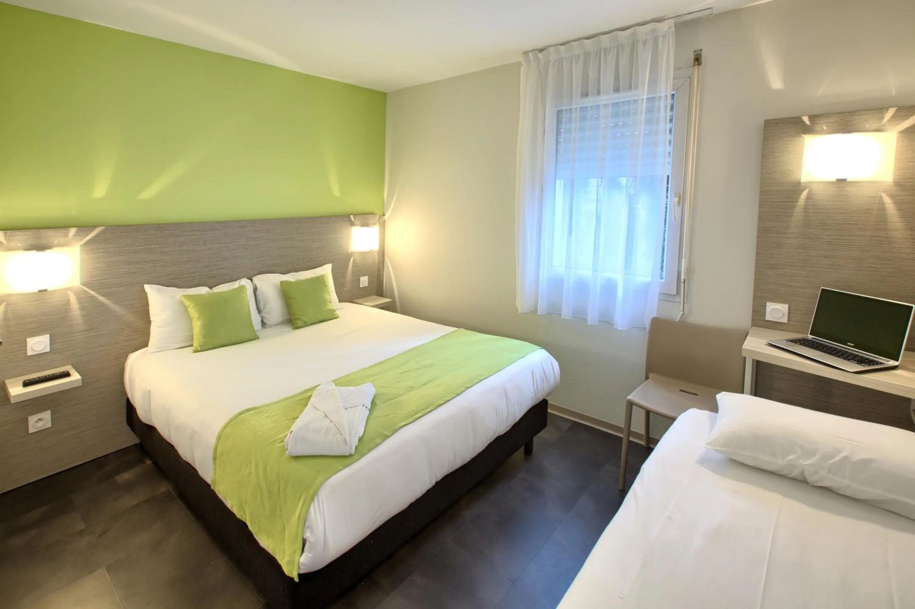 Photo of the whole room, Bed in Hôtel Formules Club 2