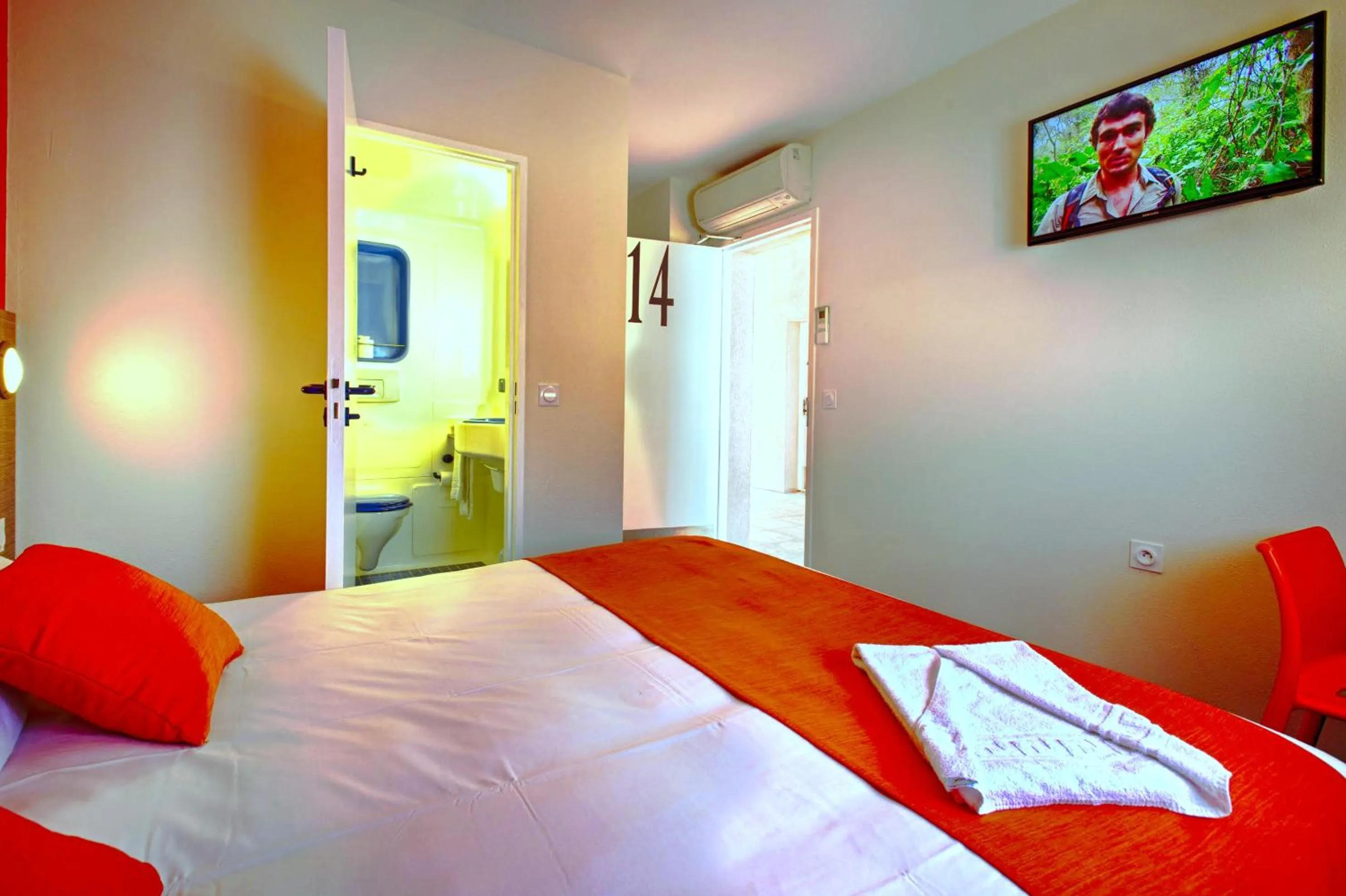 Photo of the whole room, Bed in Hôtel Formules Club 2