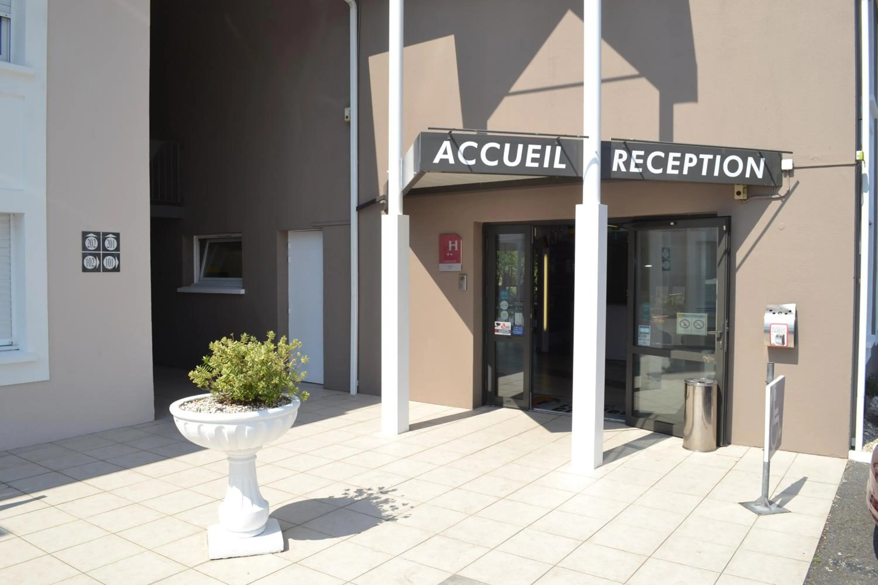 Staff in Hôtel Formules Club 2