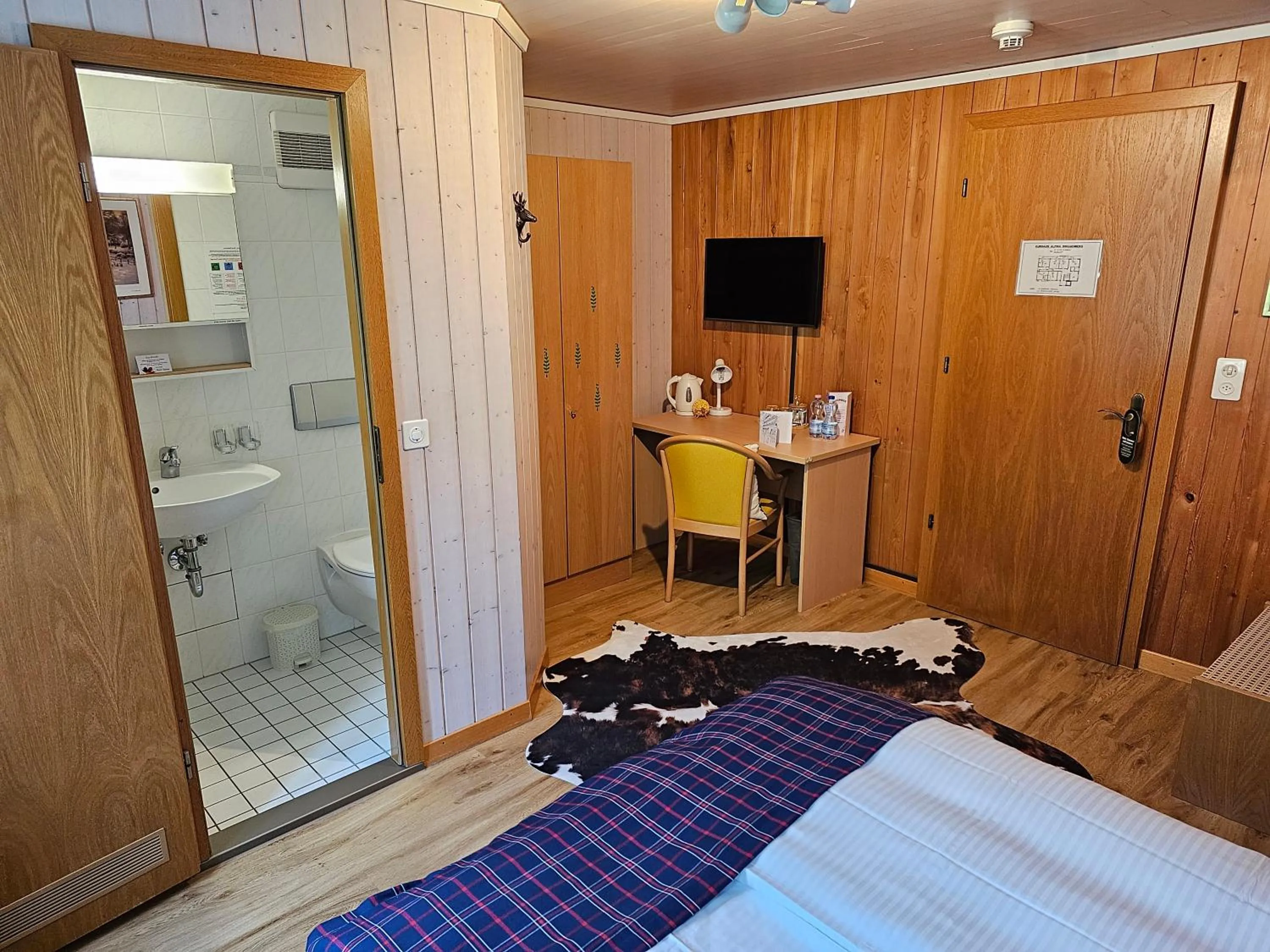 Bathroom, Bed in Alpina Boutique Hotel Interlaken - Ringgenberg - Adults only !