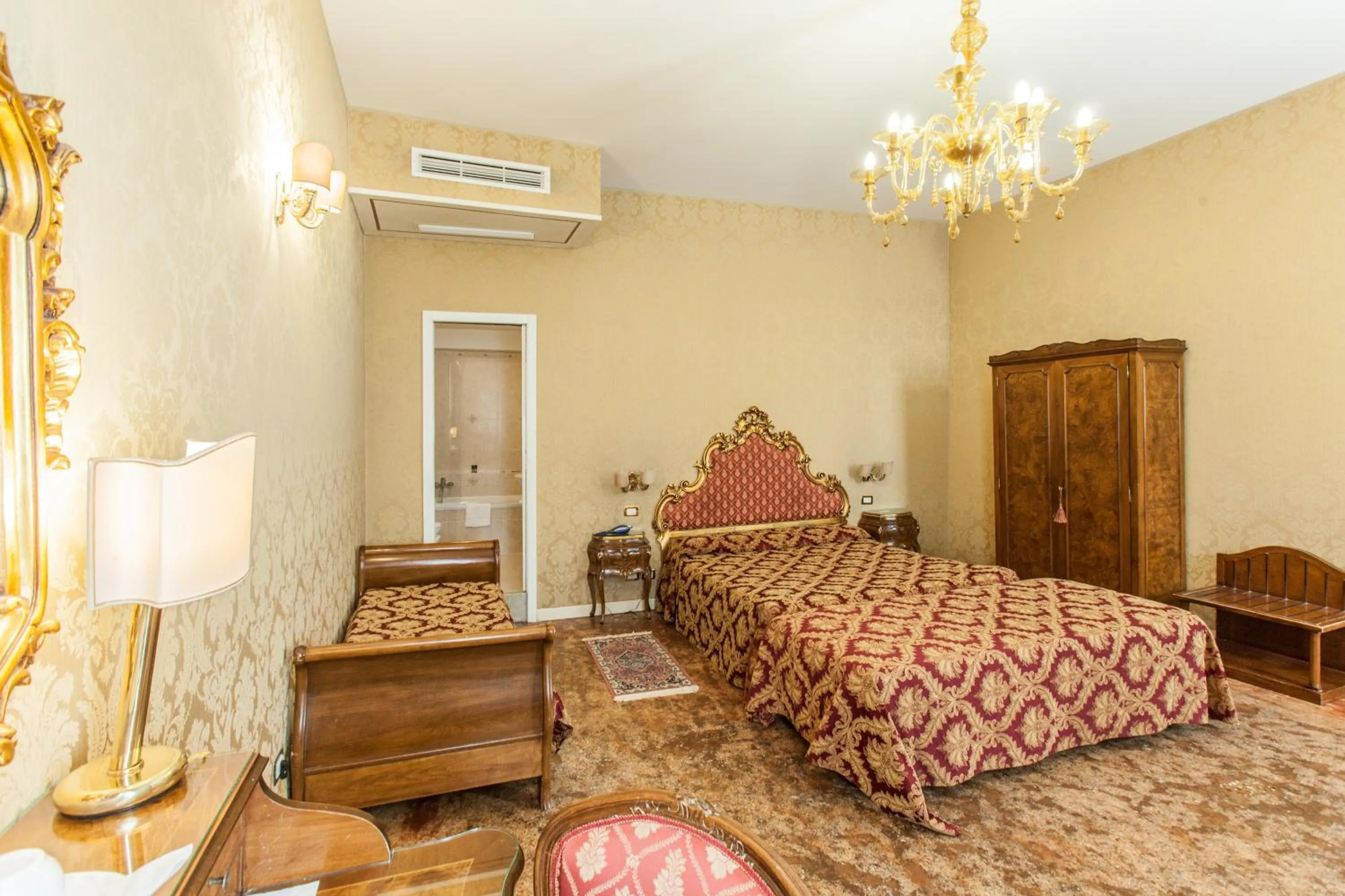 Bathroom, Bed in Locanda Barbarigo