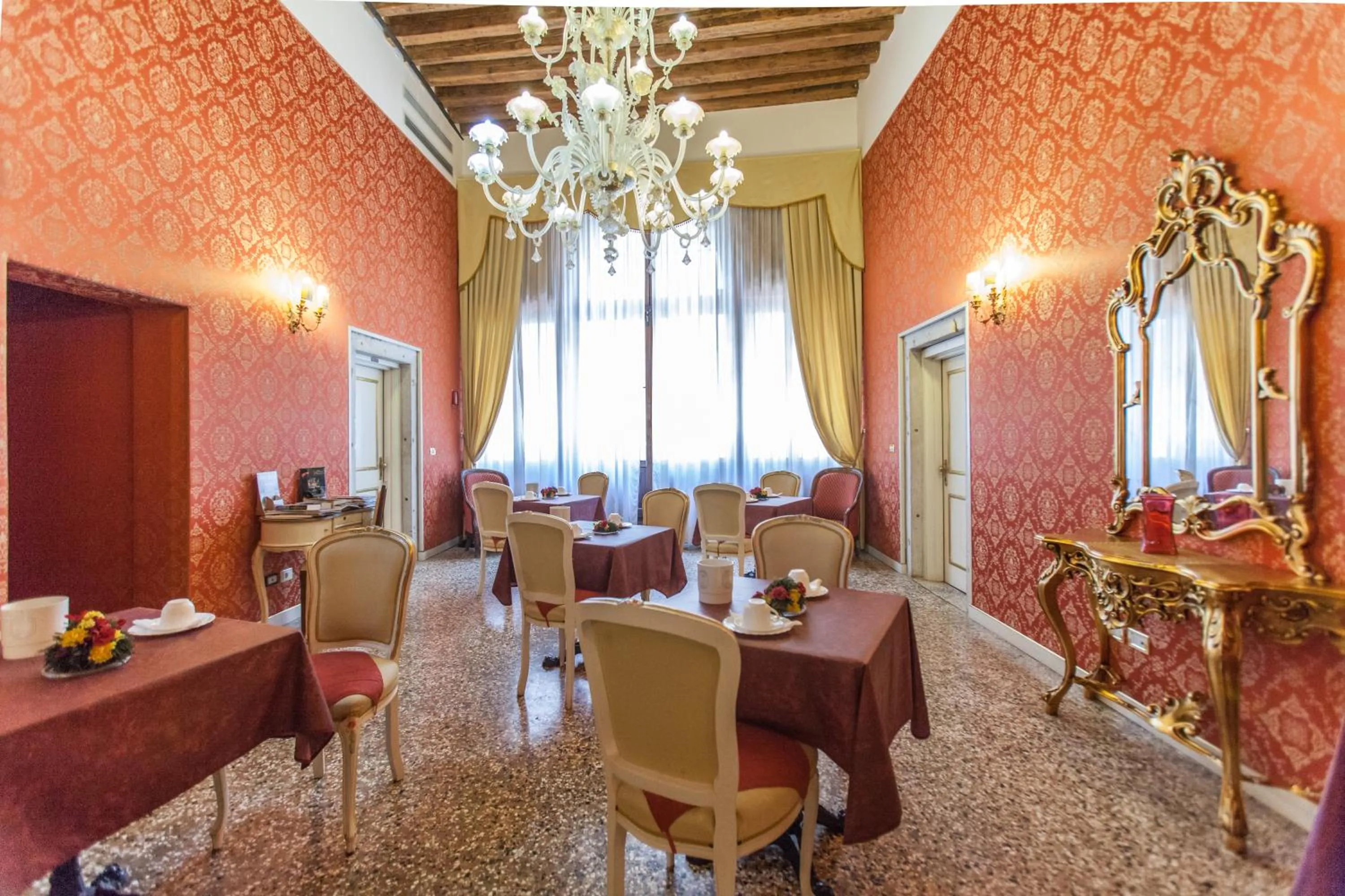 Communal lounge/ TV room in Locanda Barbarigo