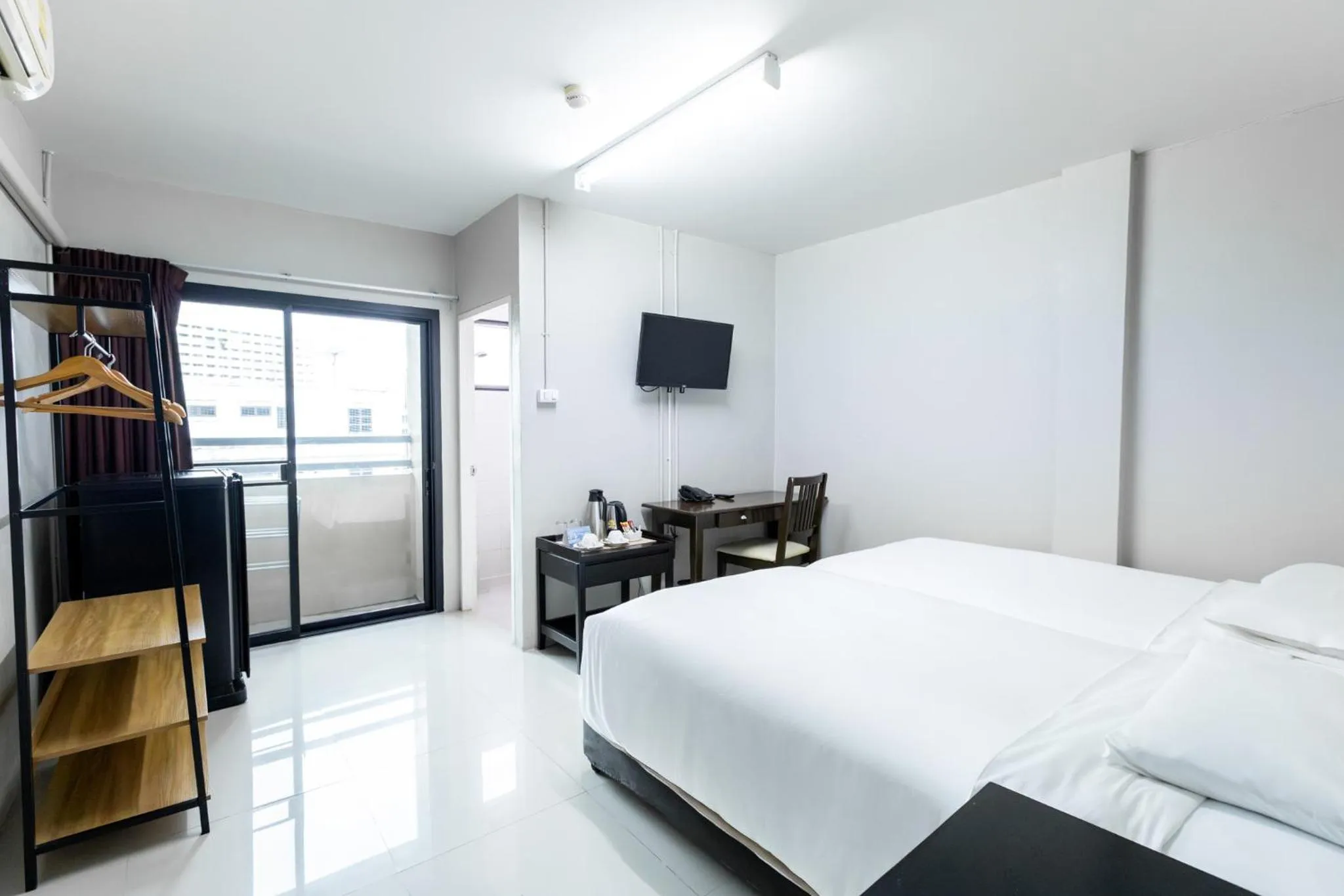 Photo of the whole room, Bed in Annex Lumpini Bangkok