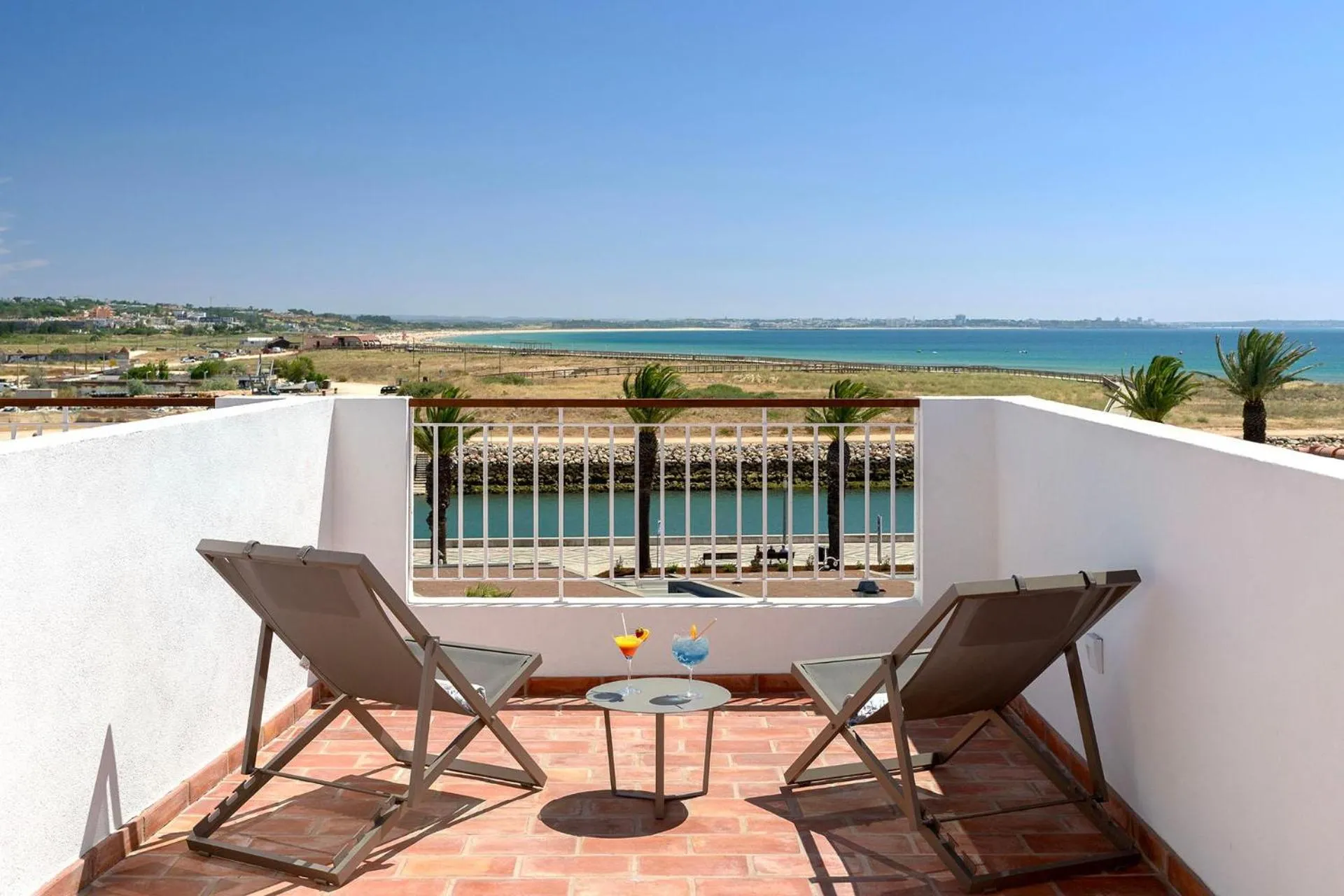 Photo of the whole room in Água Hotels Lagos Bay