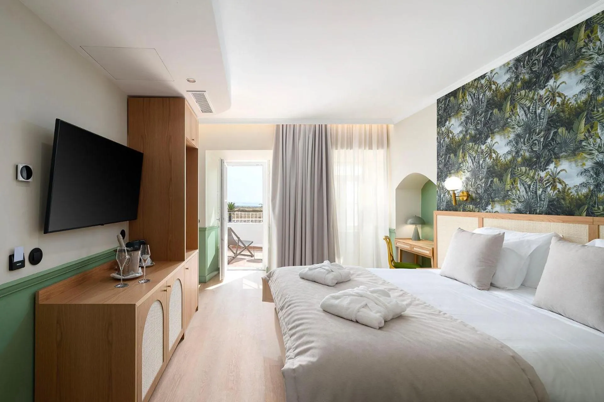 Photo of the whole room, Bed in Água Hotels Lagos Bay
