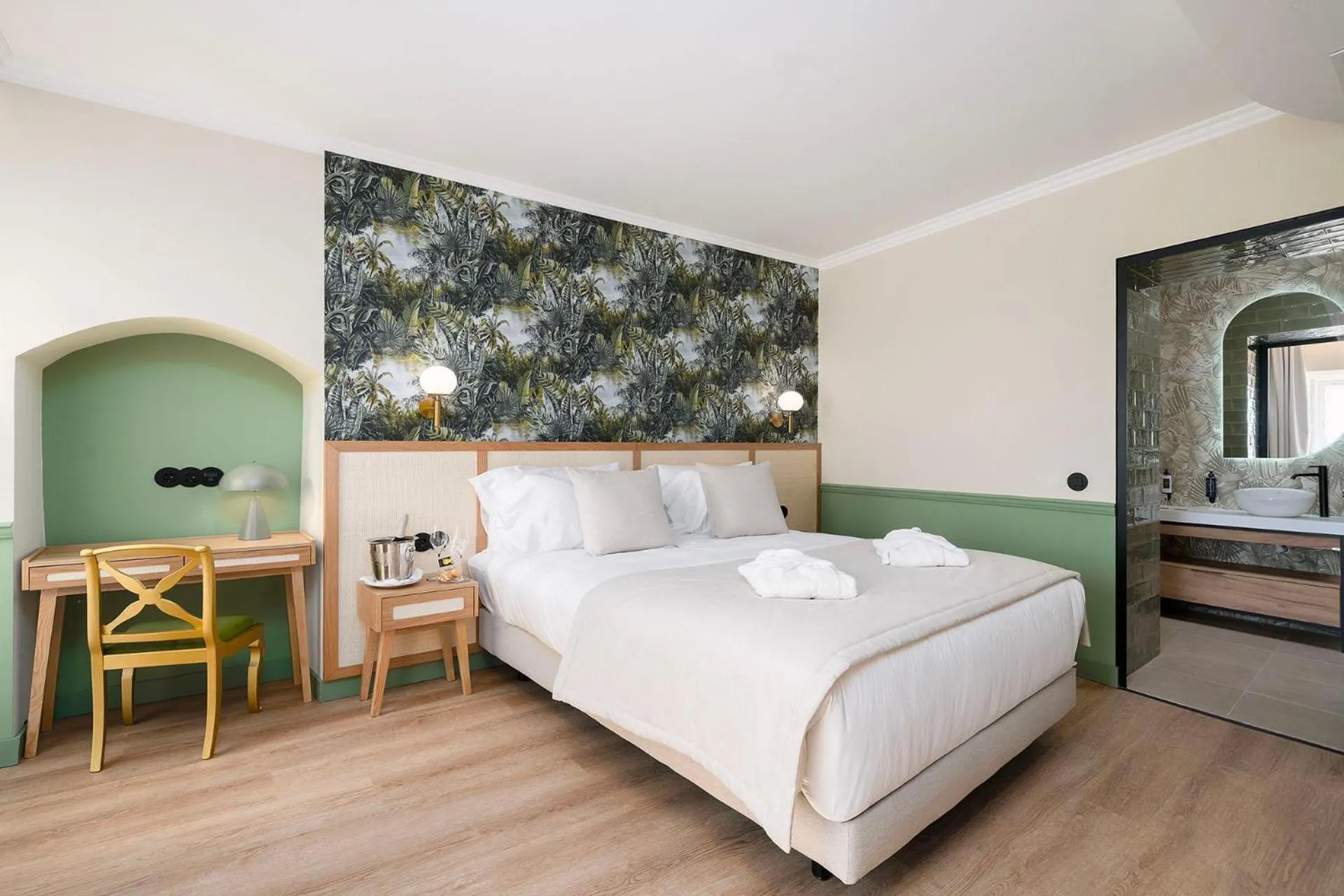 Photo of the whole room, Bed in Água Hotels Lagos Bay