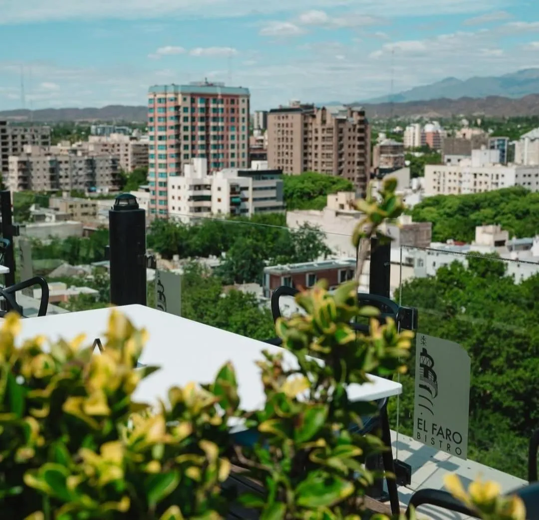 Restaurant/places to eat in Premium Tower Suites Mendoza