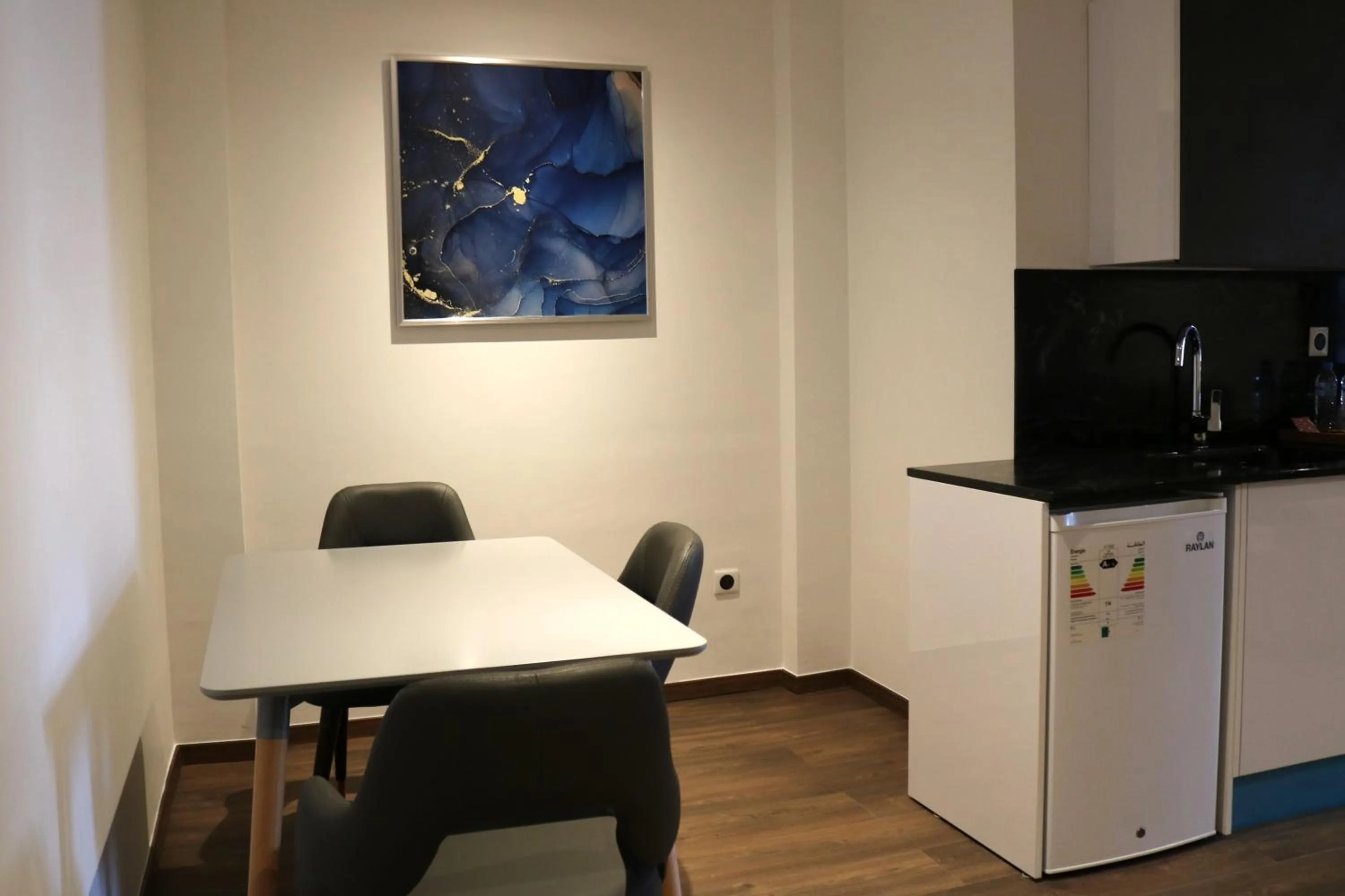 Kitchen or kitchenette in El Aziz Inn