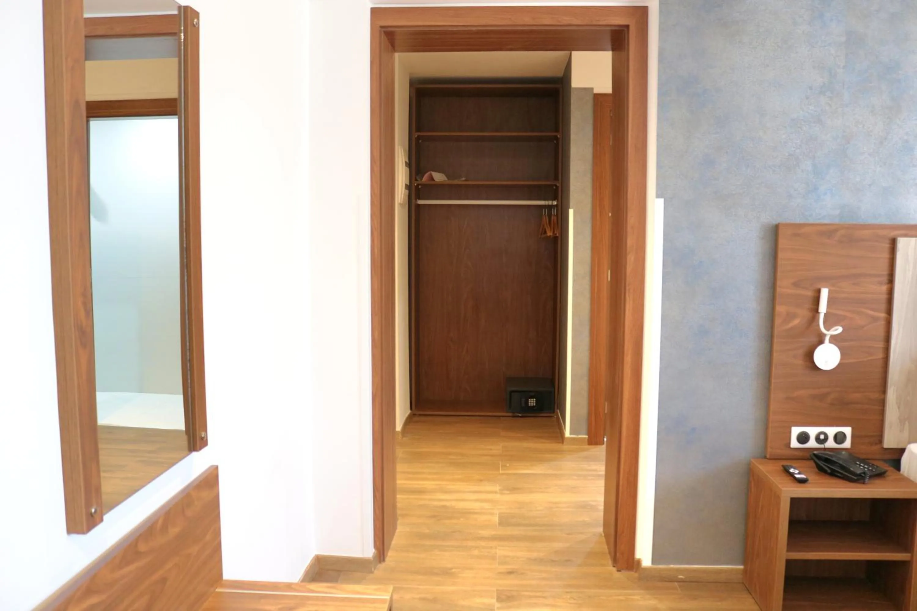 wardrobe in El Aziz Inn