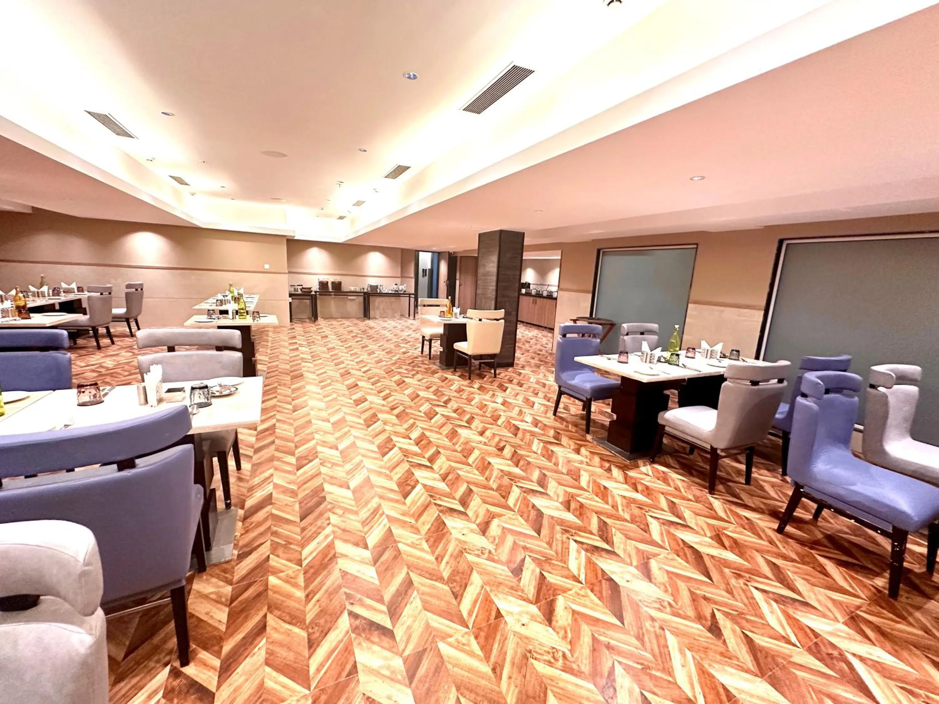 Restaurant/places to eat in ASTER GRAND BY ZENQ Saket
