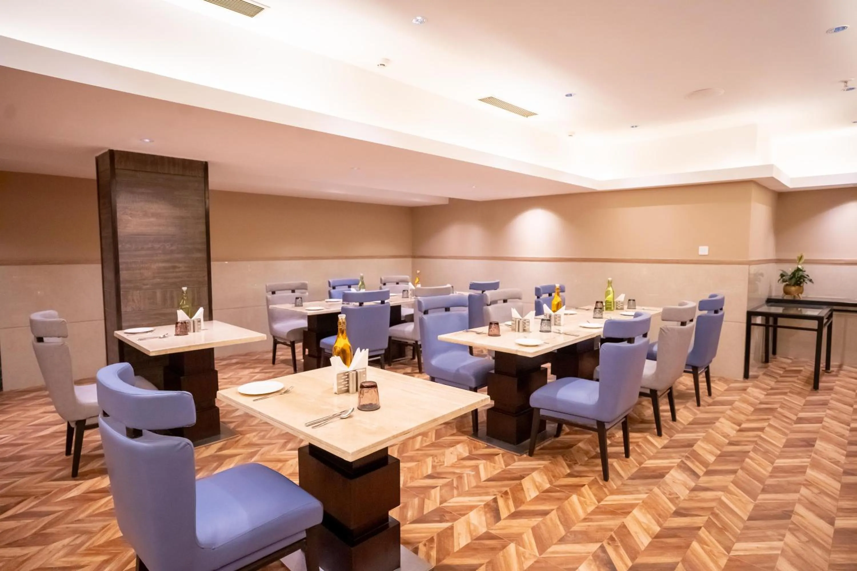 Restaurant/places to eat in ASTER GRAND BY ZENQ Saket