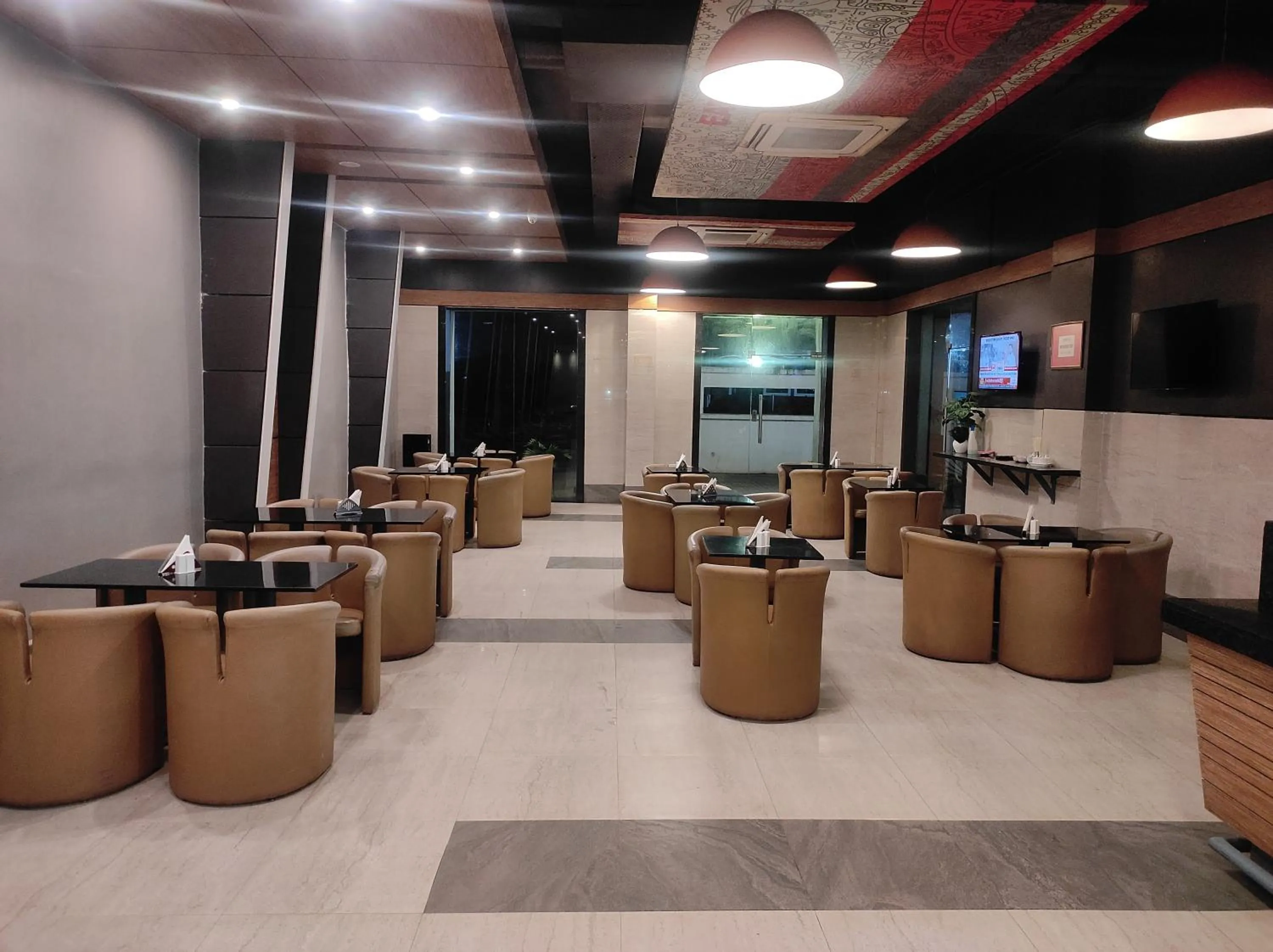 Restaurant/places to eat in Max Hotels Prayagraj