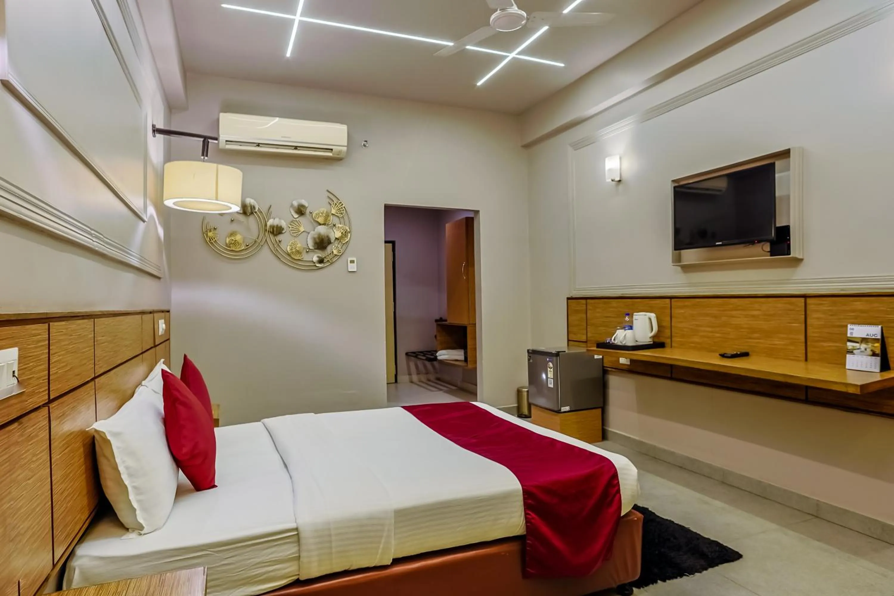 Bed in Max Hotels Prayagraj