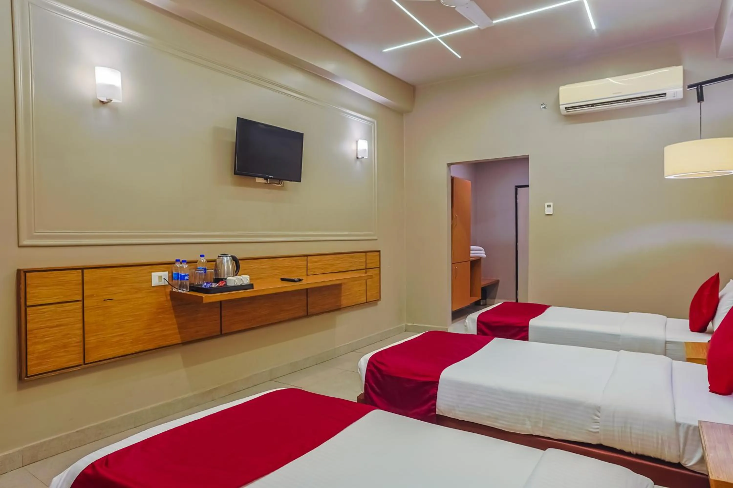 Bed in Max Hotels Prayagraj