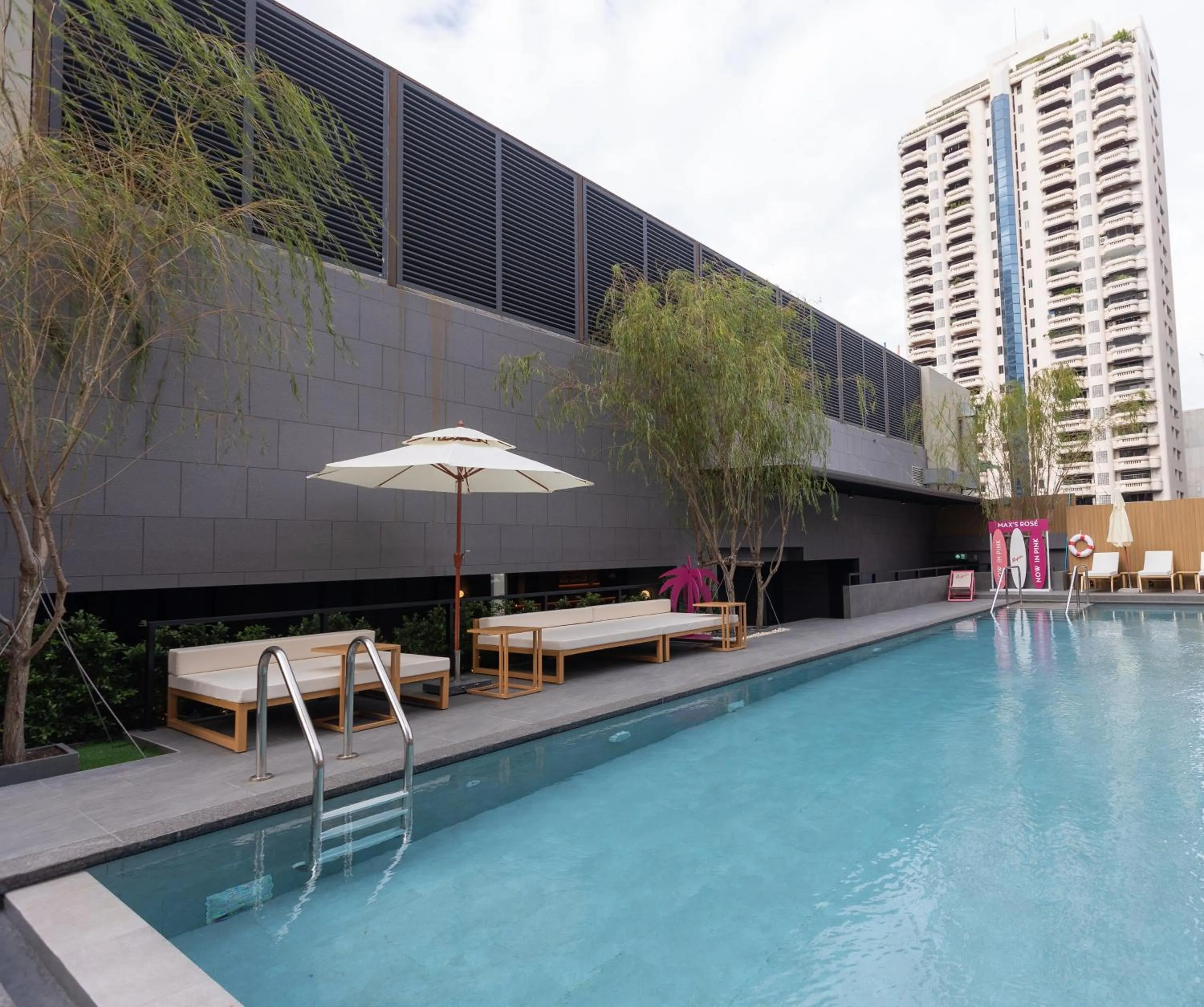 Swimming Pool in Courtyard by Marriott Bangkok Sukhumvit 20