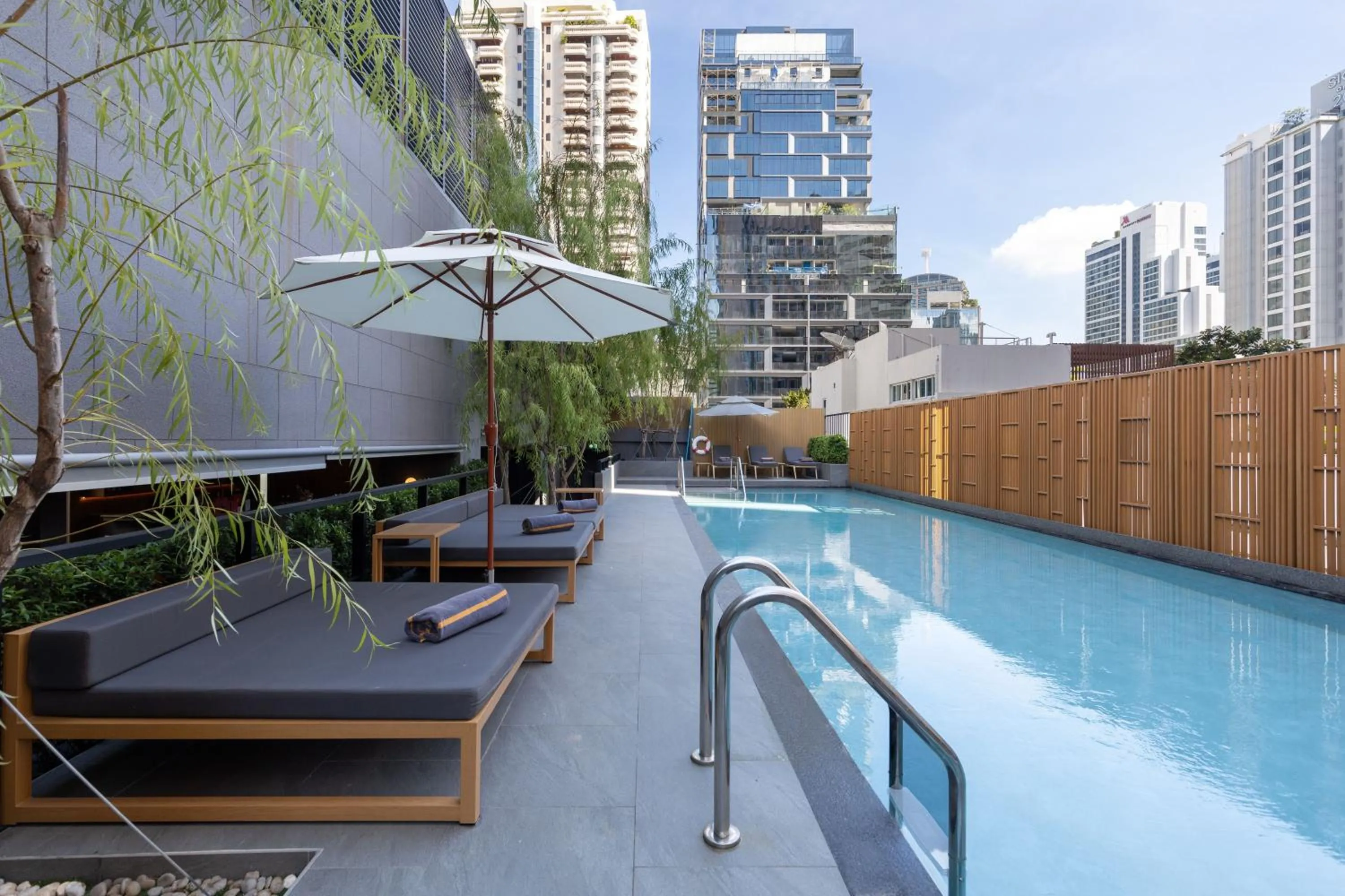 Swimming Pool in Courtyard by Marriott Bangkok Sukhumvit 20