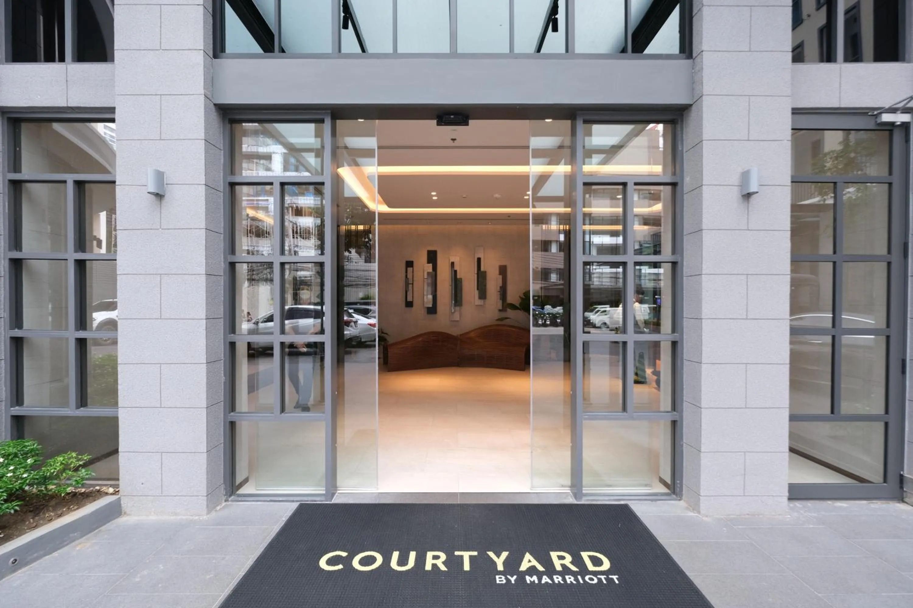 Facade/Entrance in Courtyard by Marriott Bangkok Sukhumvit 20