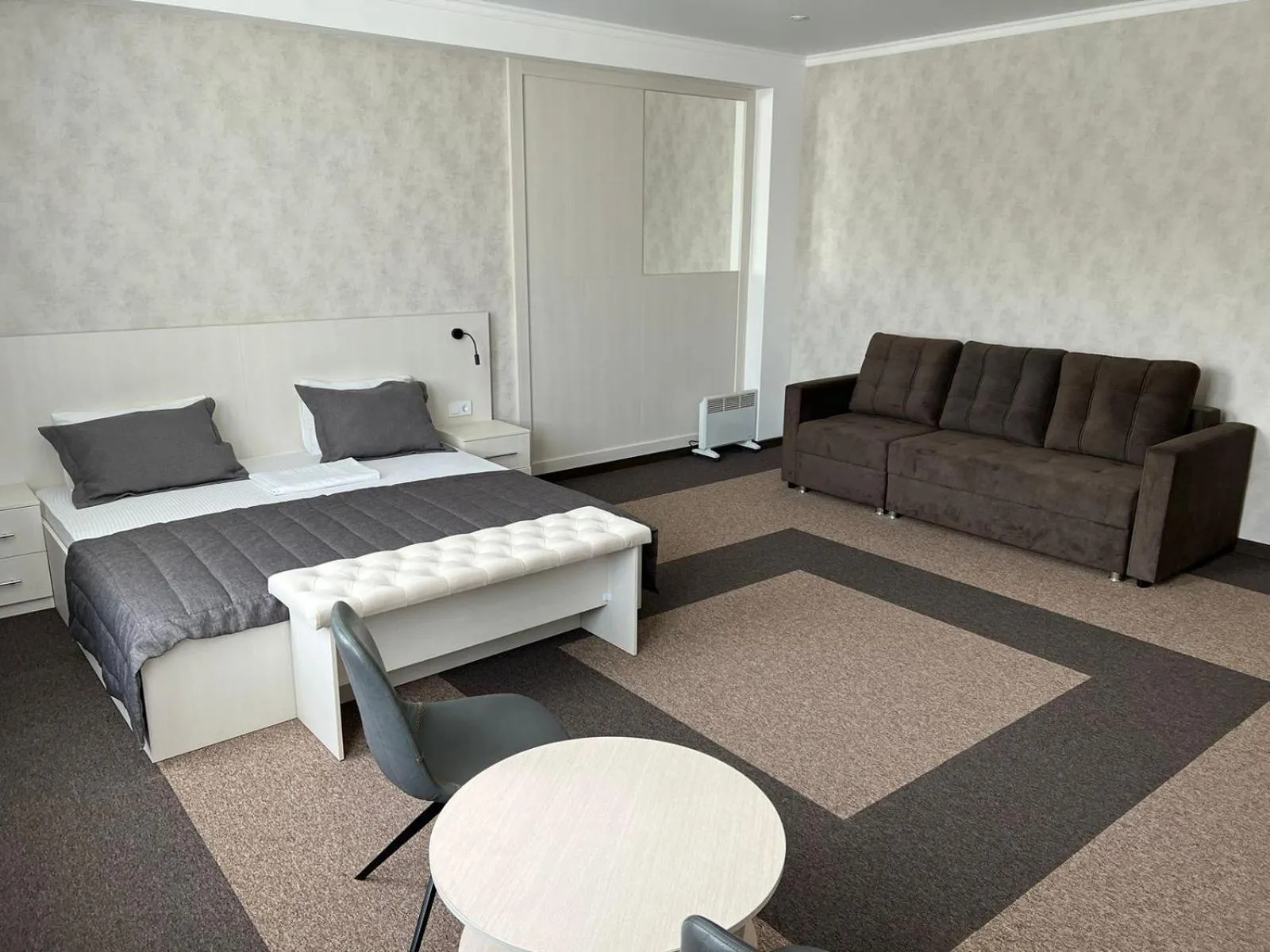 Photo of the whole room in Meridian