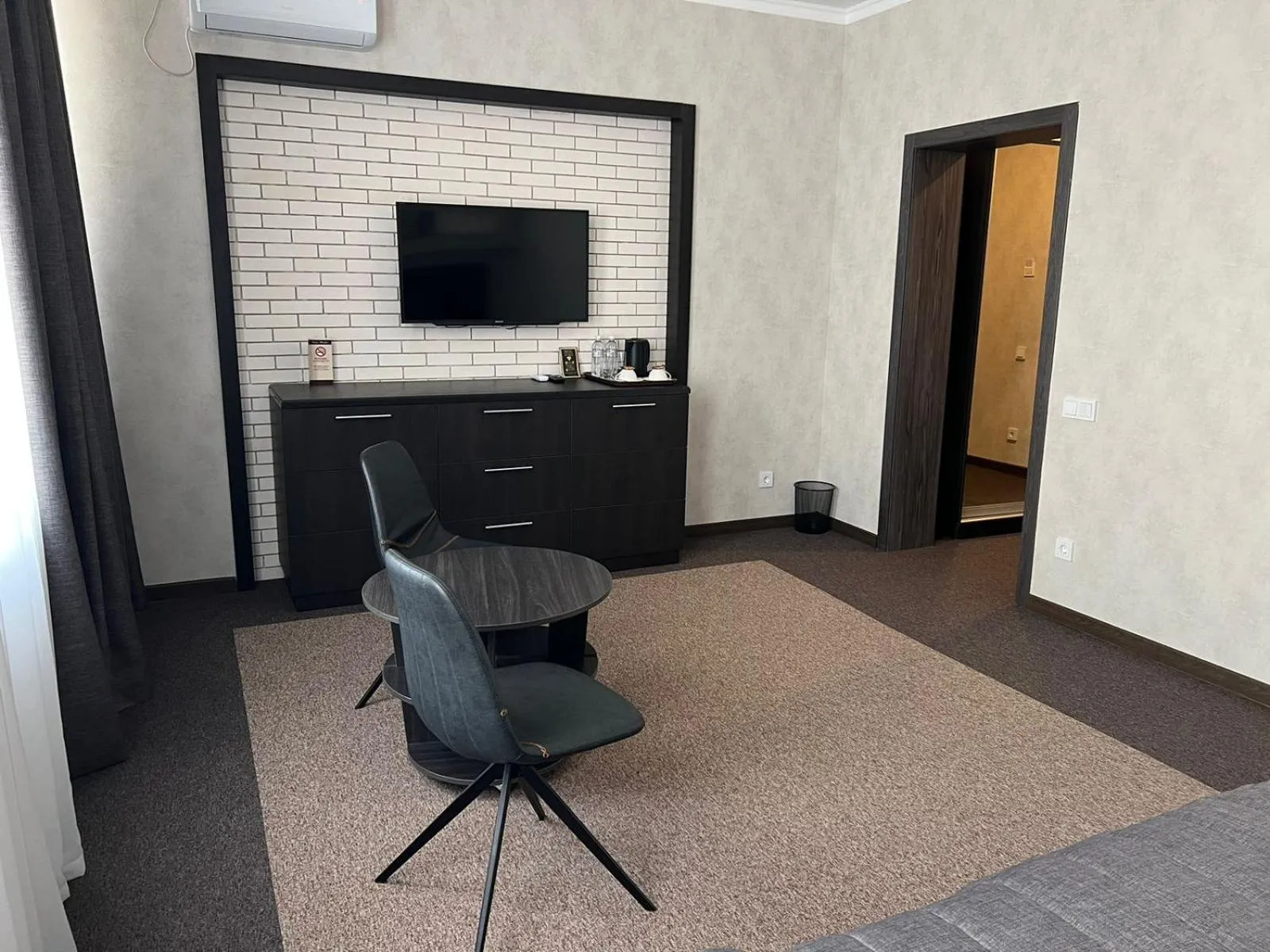 Photo of the whole room in Meridian