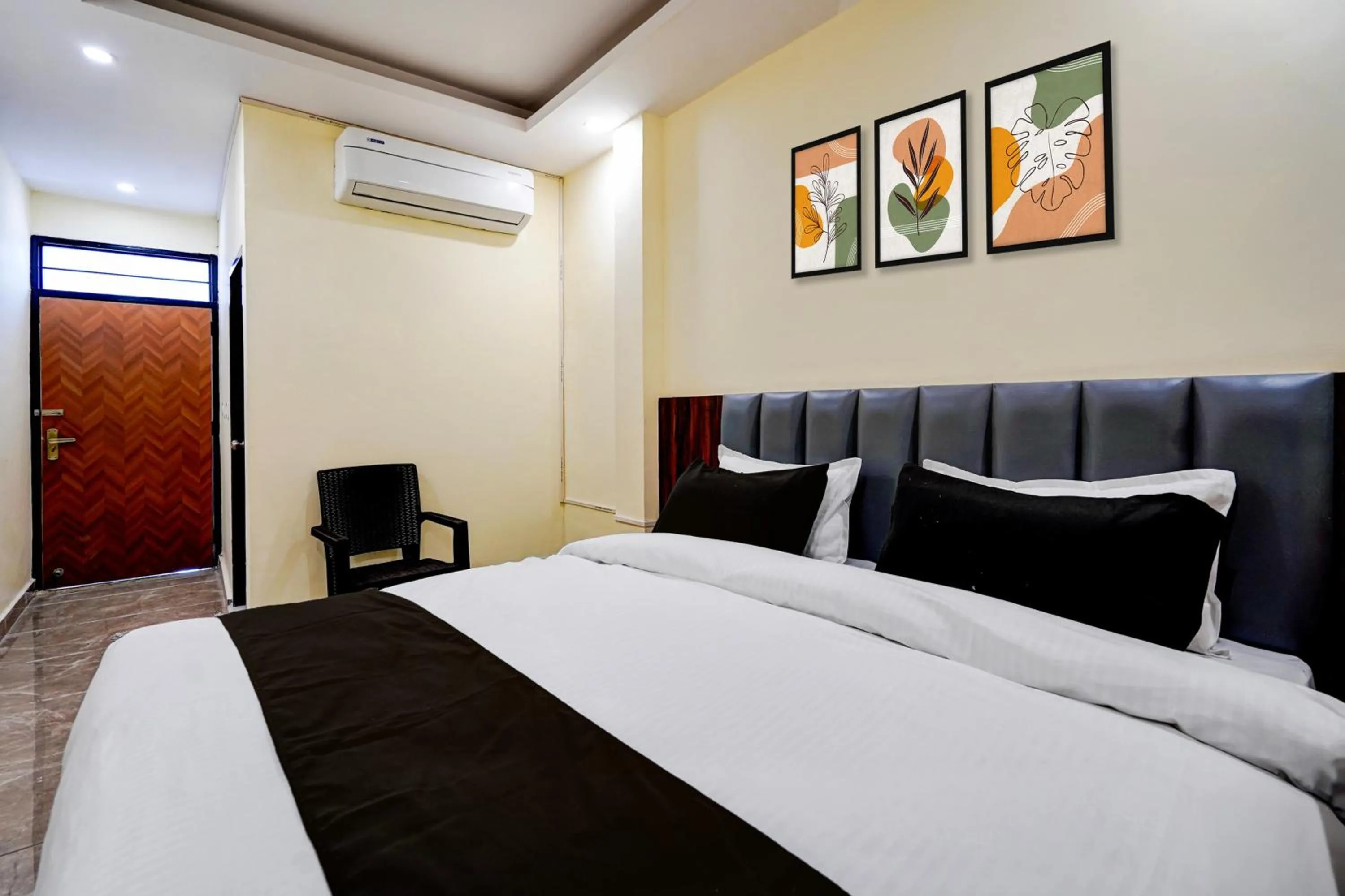 Bedroom, Bed in Hotel O Survey Chowk Bus Terminal Dehradun