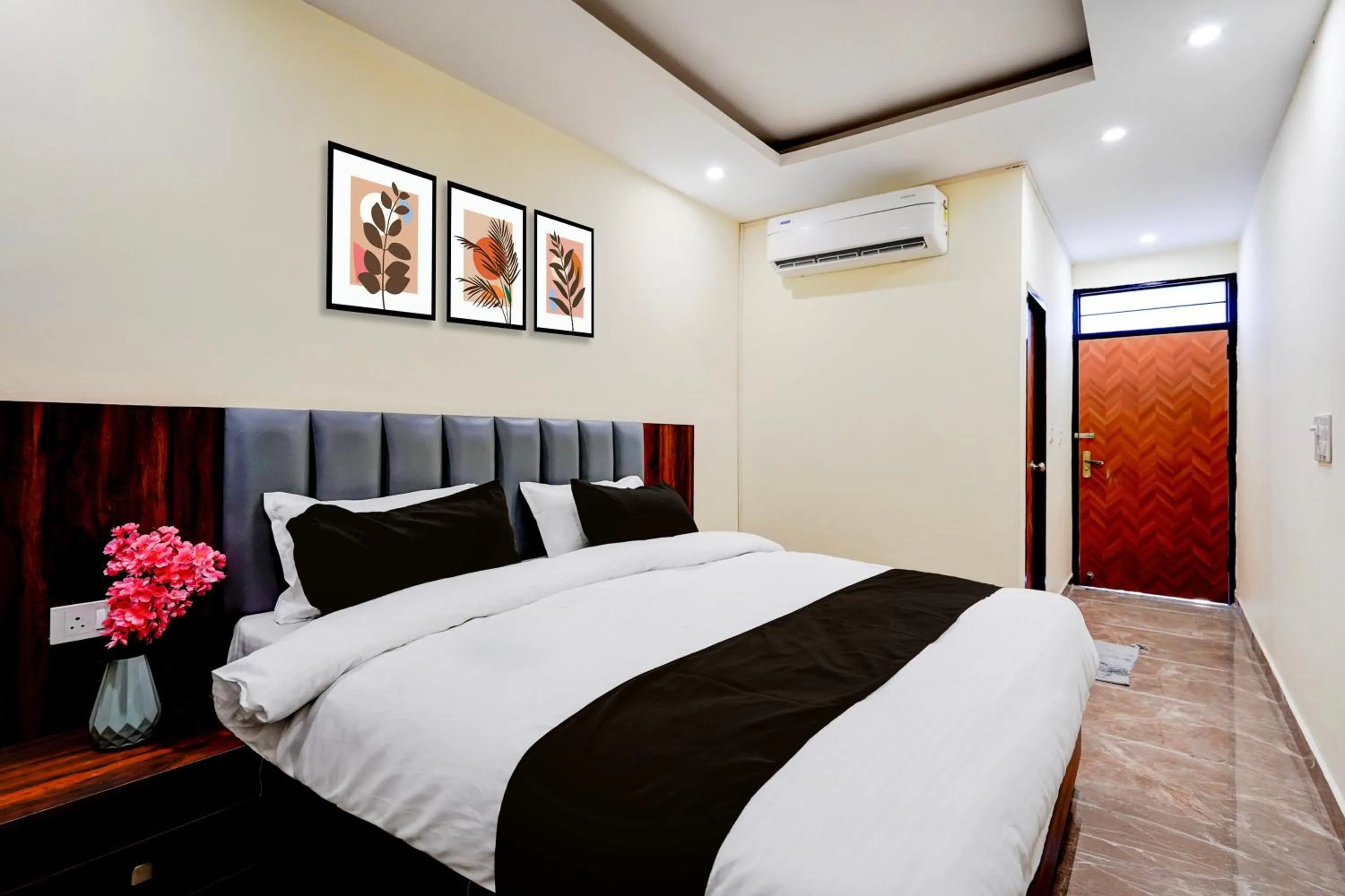 Bedroom, Bed in Hotel O Survey Chowk Bus Terminal Dehradun