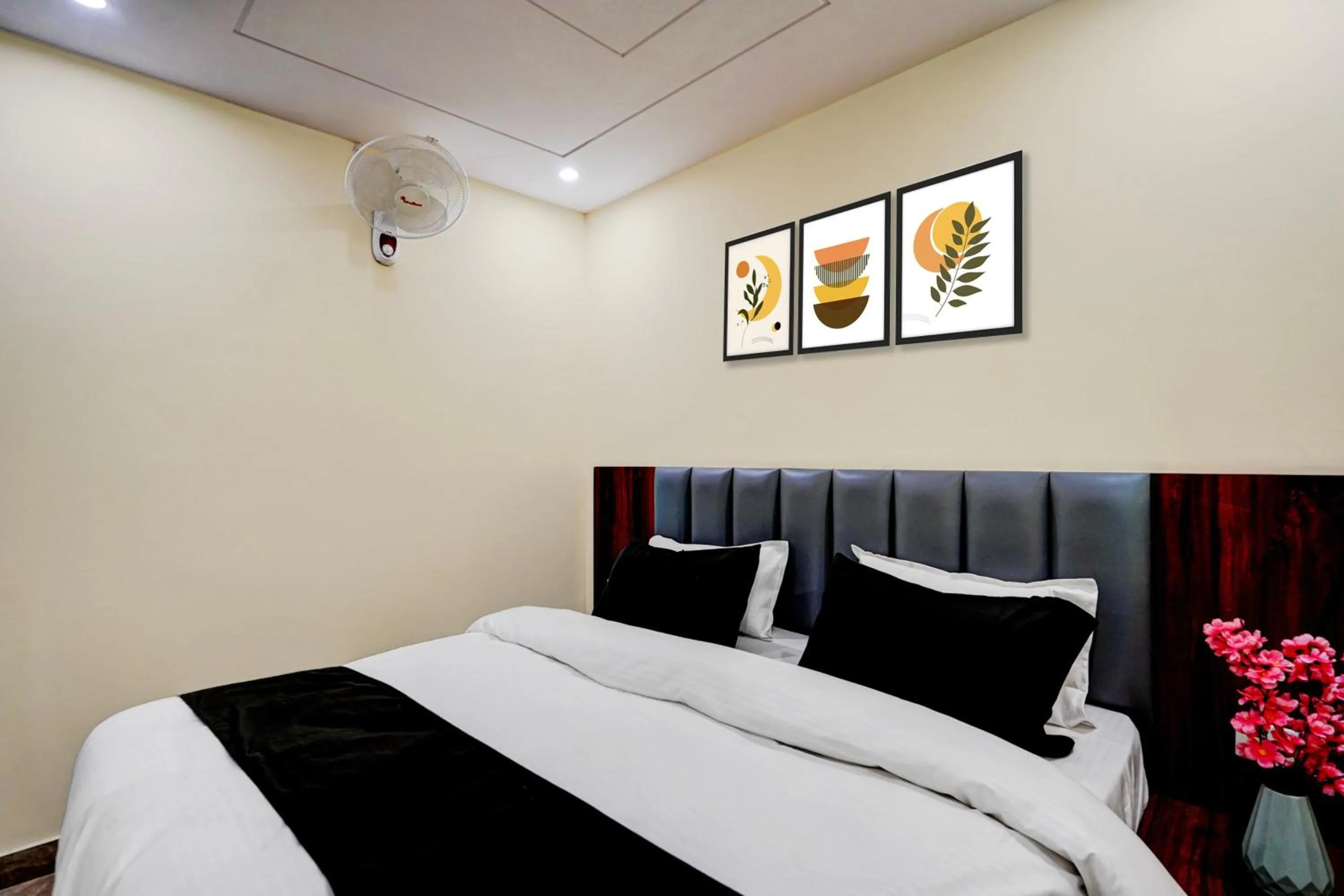 Bedroom, Bed in Hotel O Survey Chowk Bus Terminal Dehradun