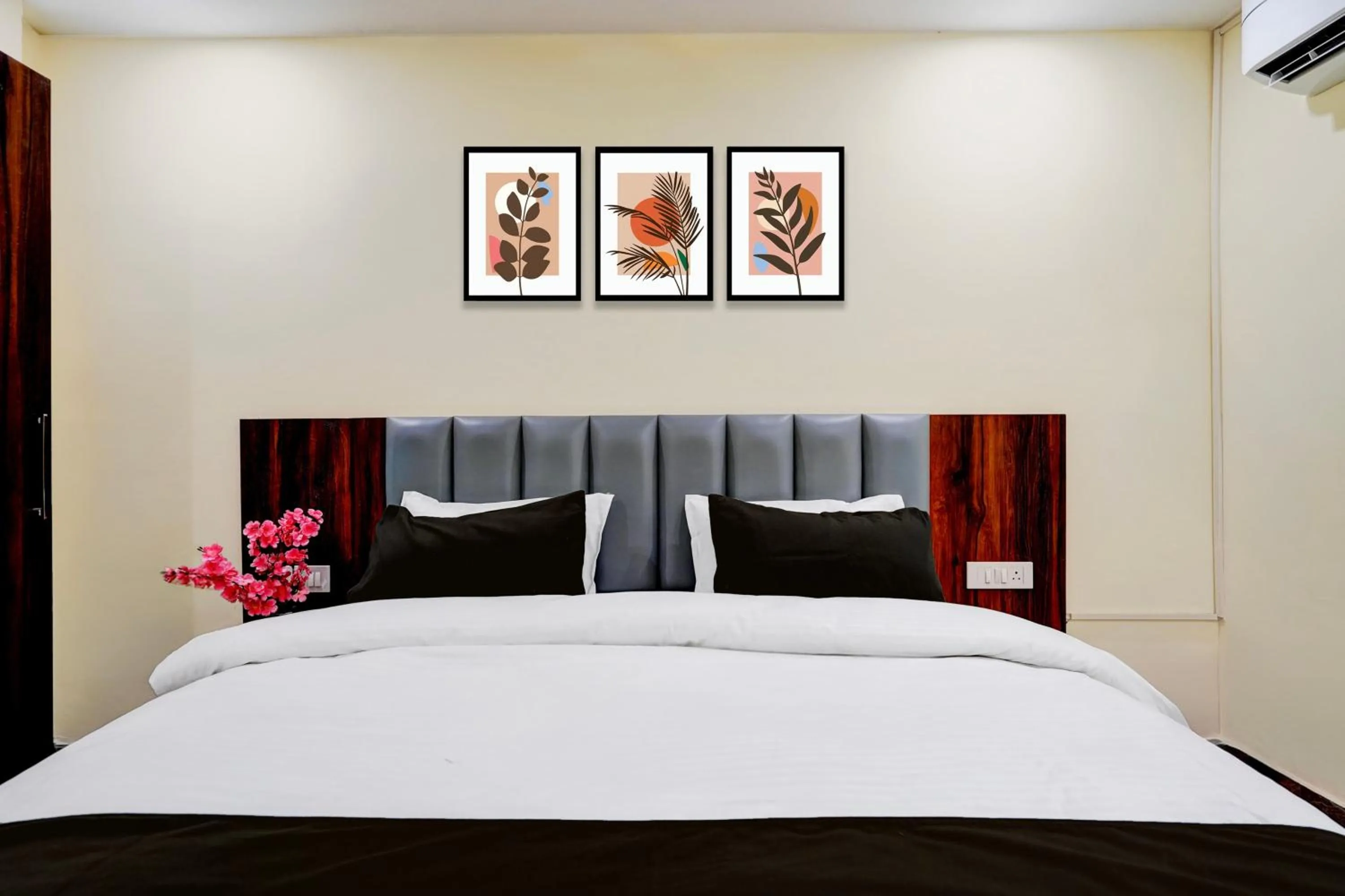 Bedroom, Bed in Hotel O Survey Chowk Bus Terminal Dehradun