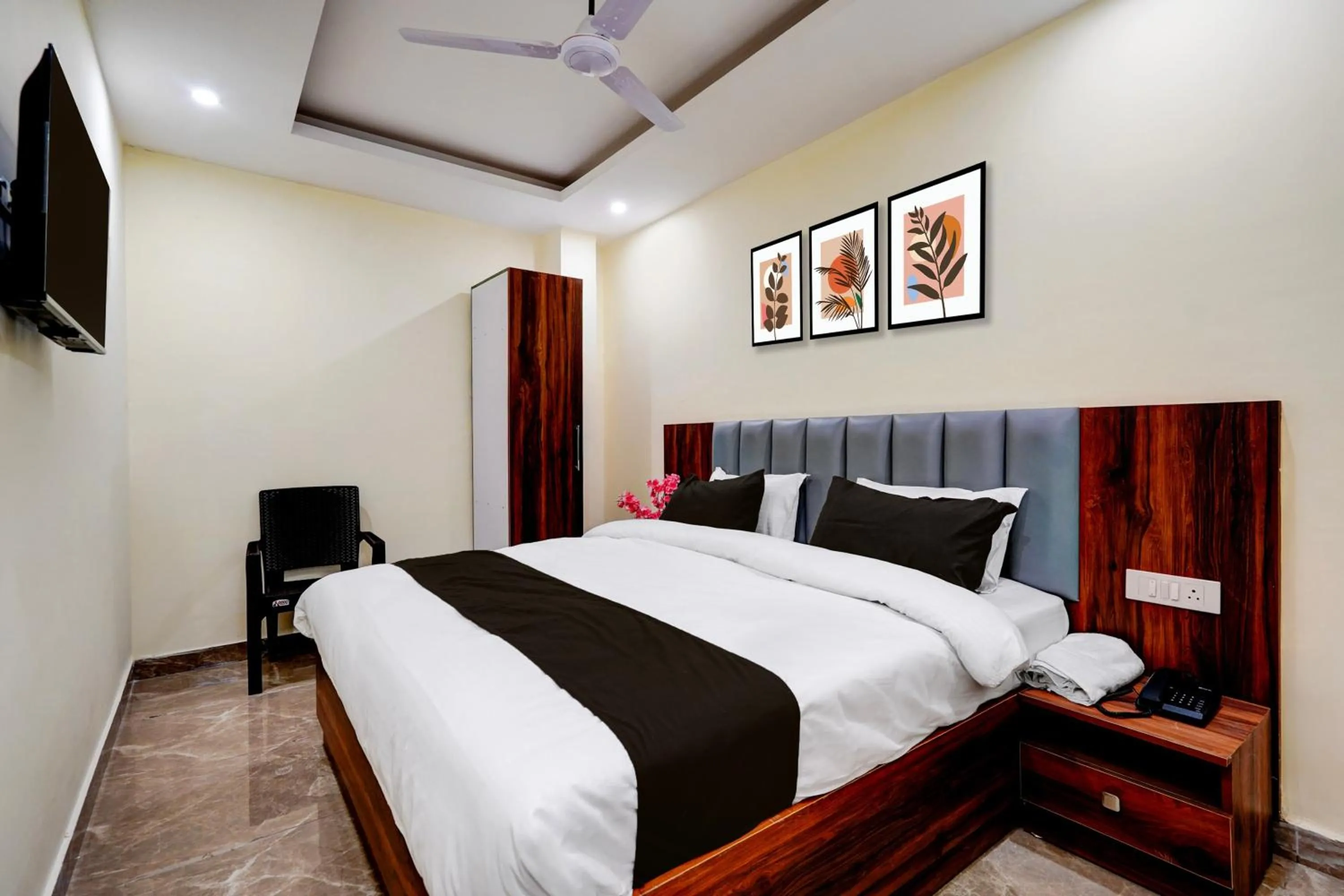 Bedroom, Bed in Hotel O Survey Chowk Bus Terminal Dehradun