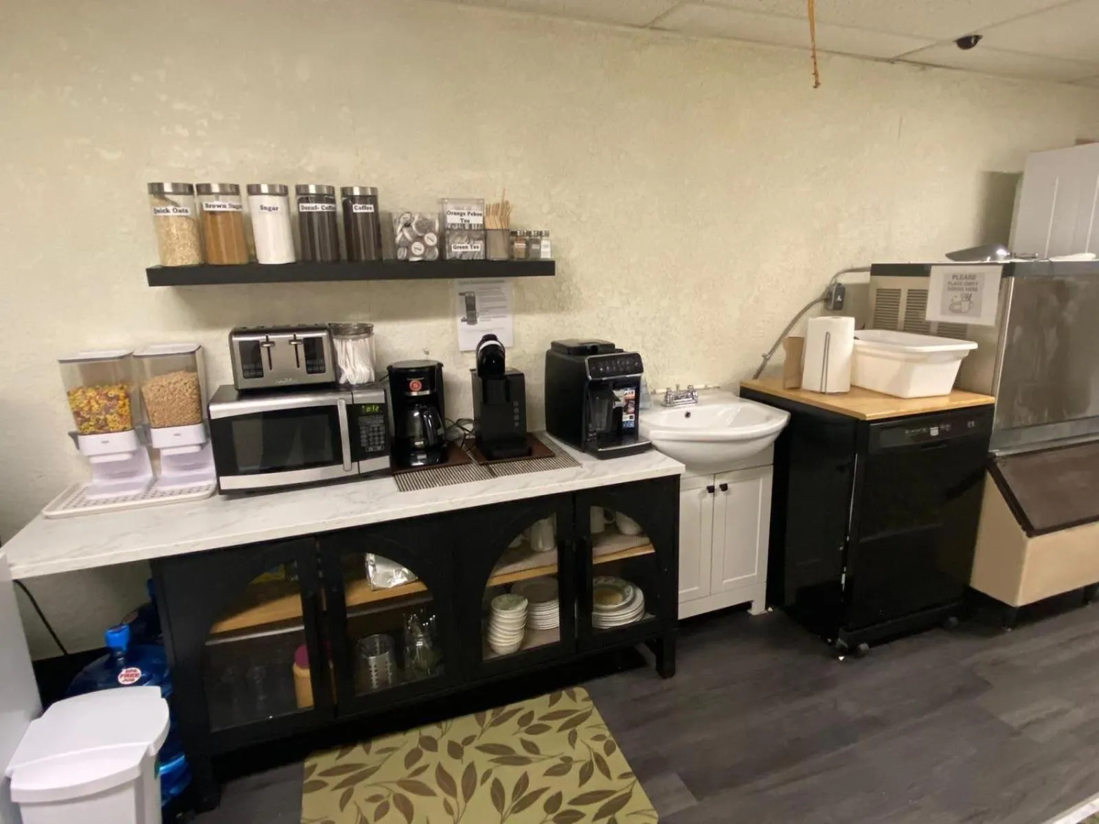 Coffee/tea facilities in Maple Creek Motor Inn