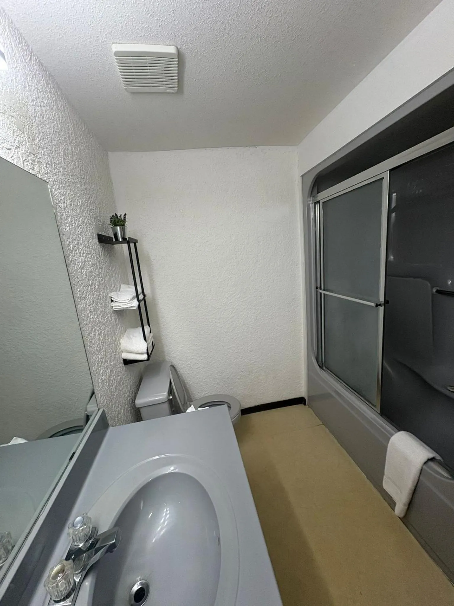 Bathroom in Maple Creek Motor Inn