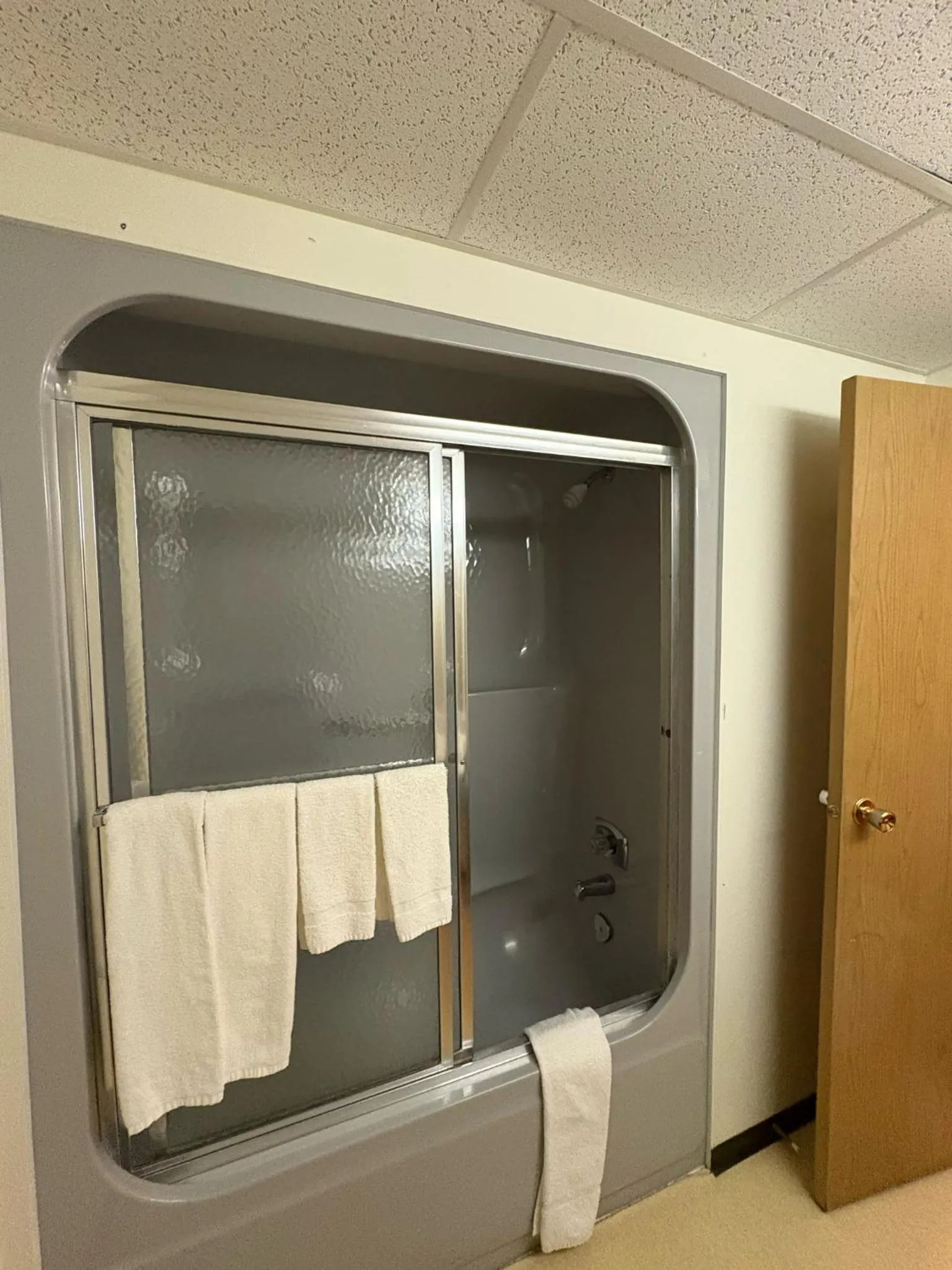 Shower in Maple Creek Motor Inn