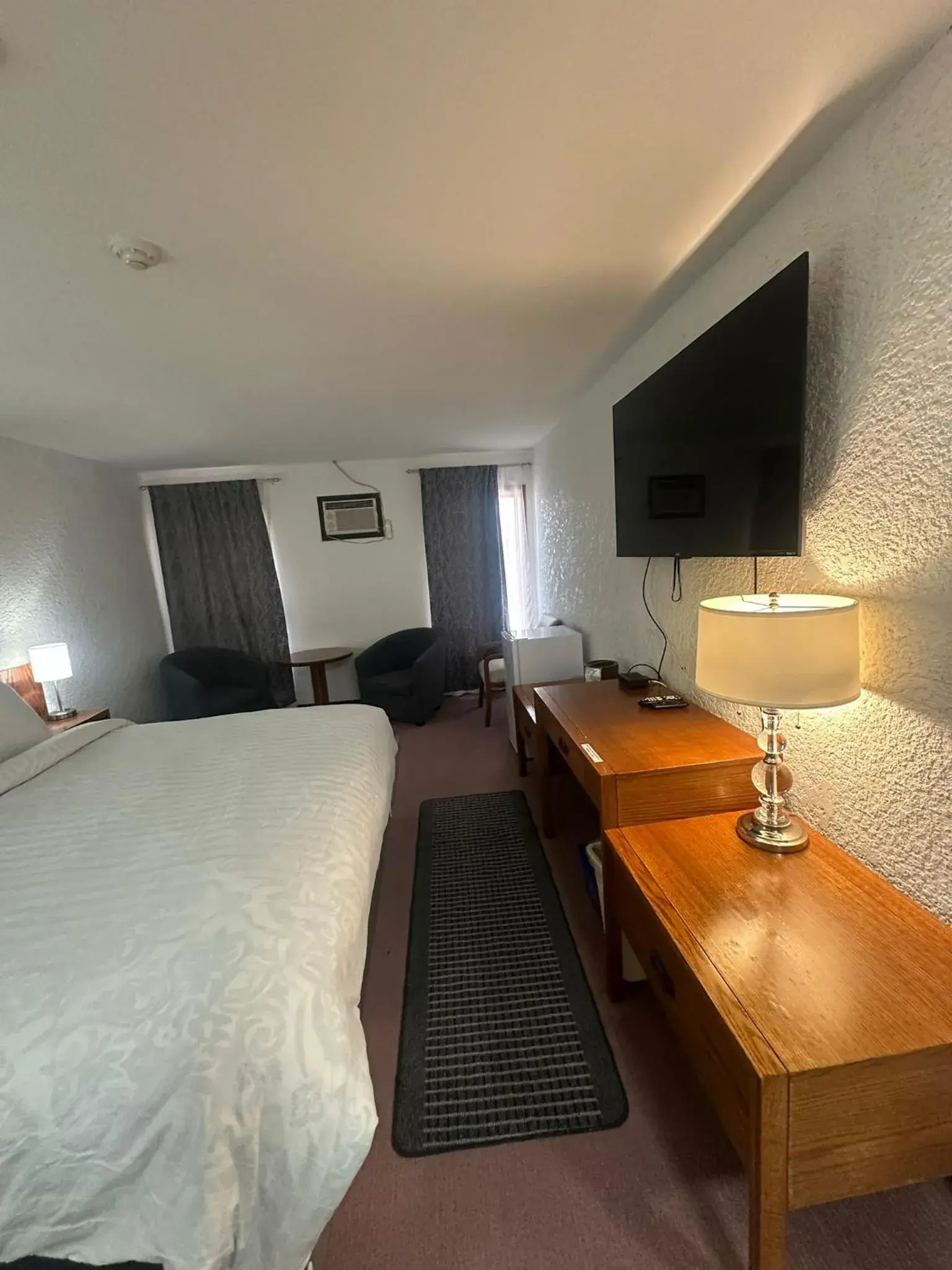 Queen Suite - single occupancy in Maple Creek Motor Inn Queen Suite - single occupancy in Maple Creek Motor Inn
