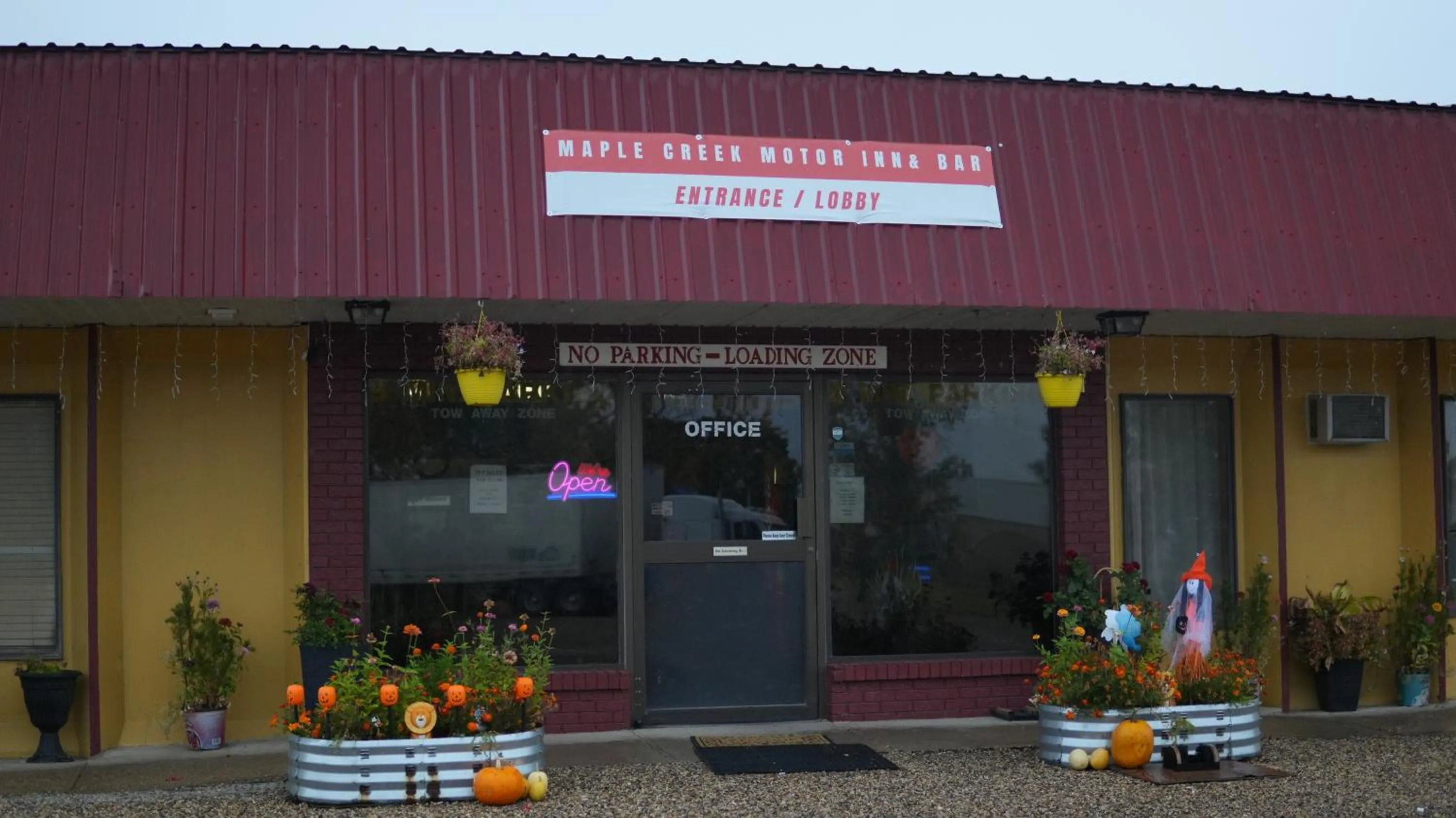 Property building in Maple Creek Motor Inn