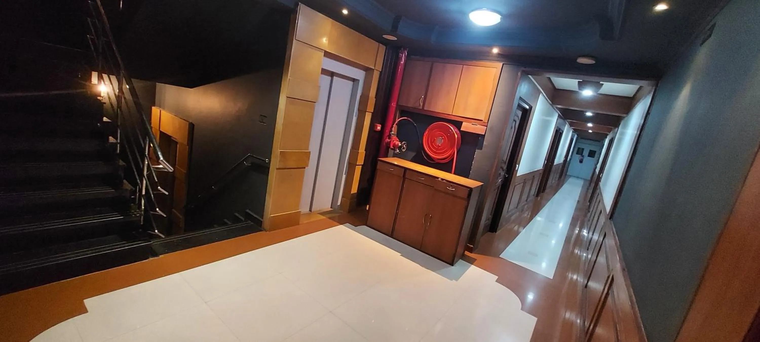 Property building, Bed in Hotel Kings Corner