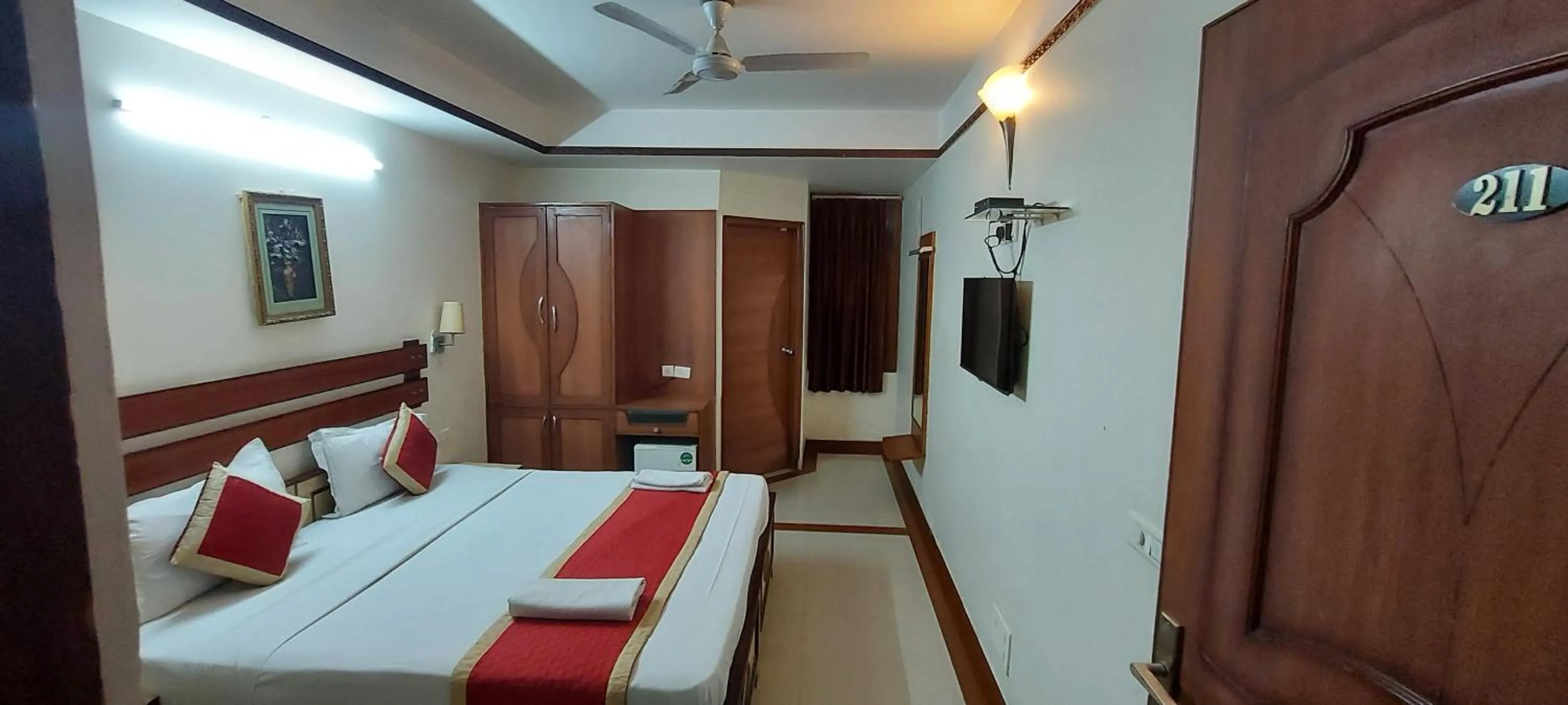 Photo of the whole room, Bed in Hotel Kings Corner