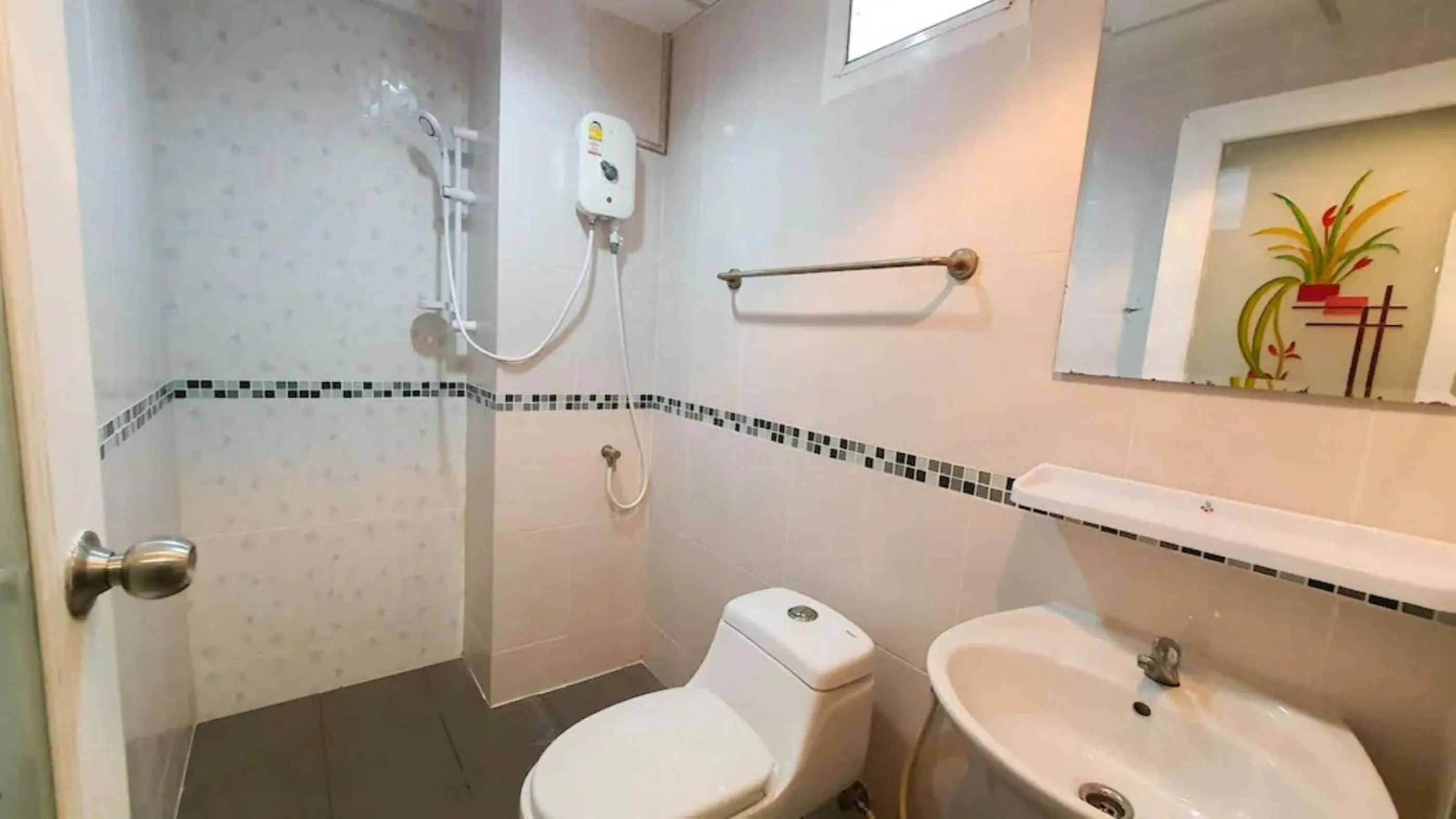 Bathroom in RQ Suvarnabhumi Airport by Collection O