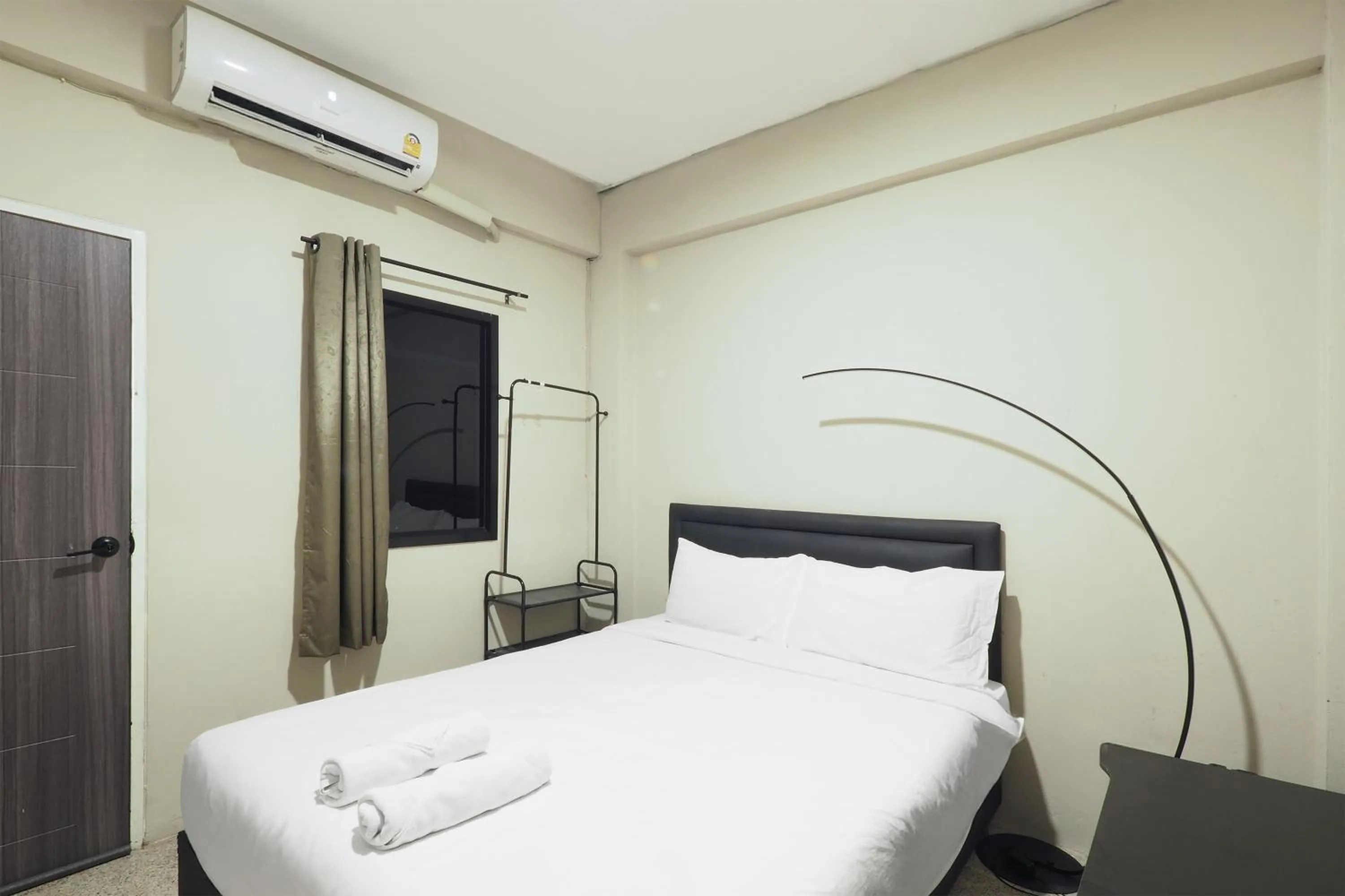 Bedroom, Bed in RQ Bangkok Huai Khwang by Collection O