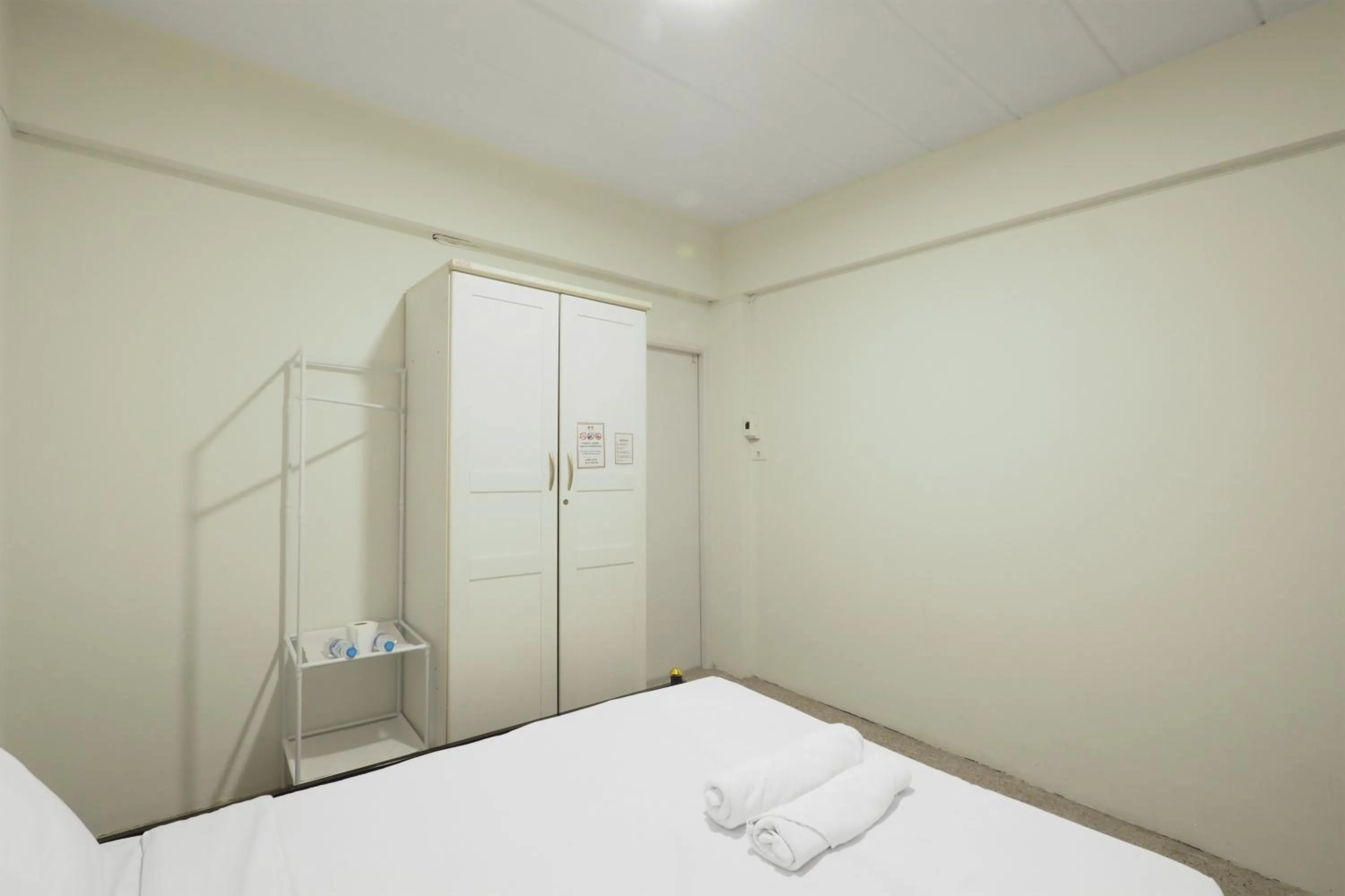 Bedroom, Bed in RQ Bangkok Huai Khwang by Collection O