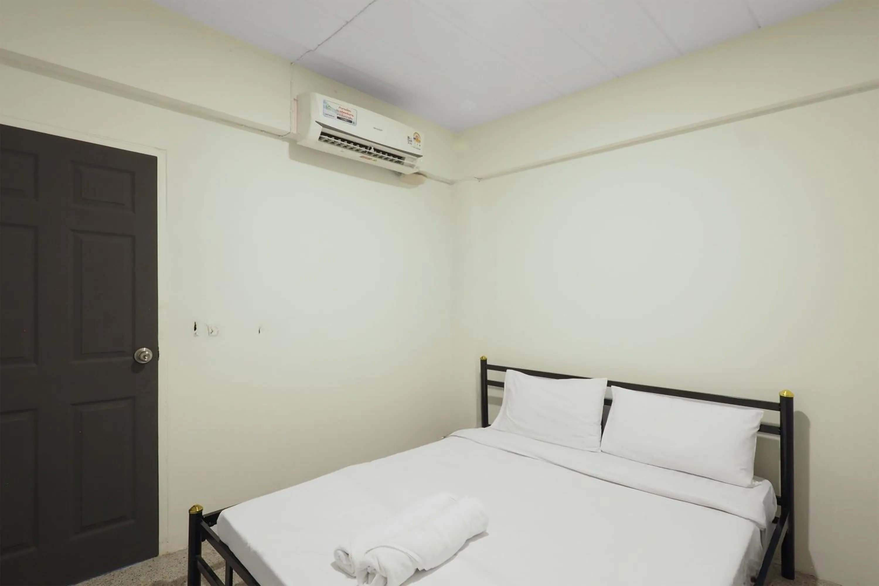 Bed in RQ Bangkok Huai Khwang by Collection O