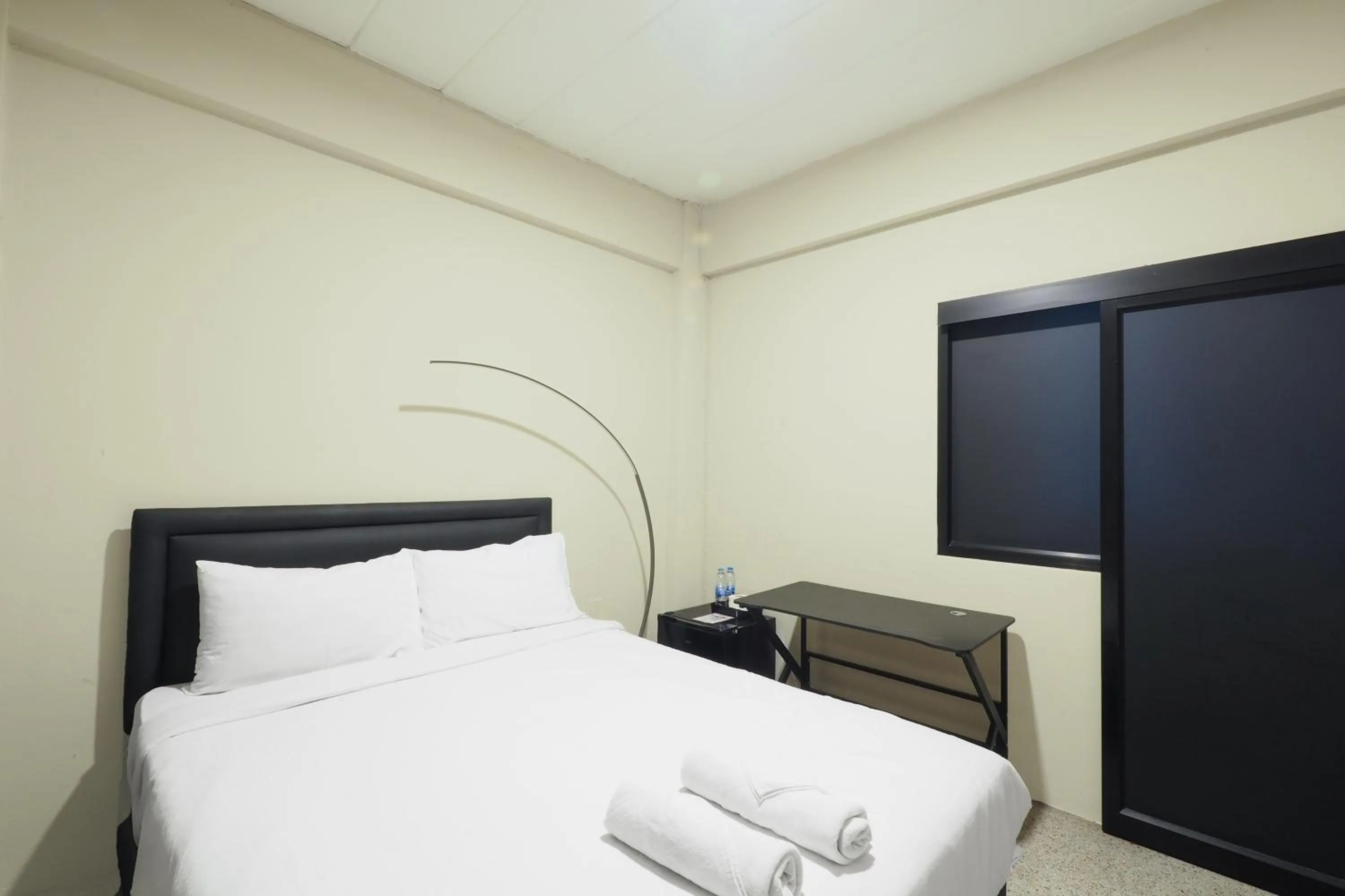 Bedroom, Bed in RQ Bangkok Huai Khwang by Collection O