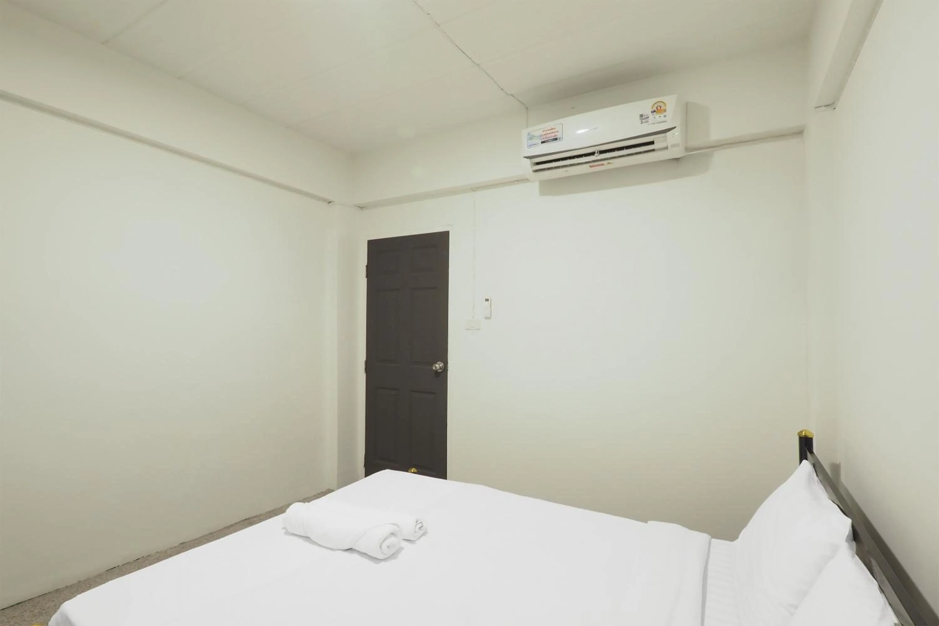 Bedroom, Bed in RQ Bangkok Huai Khwang by Collection O