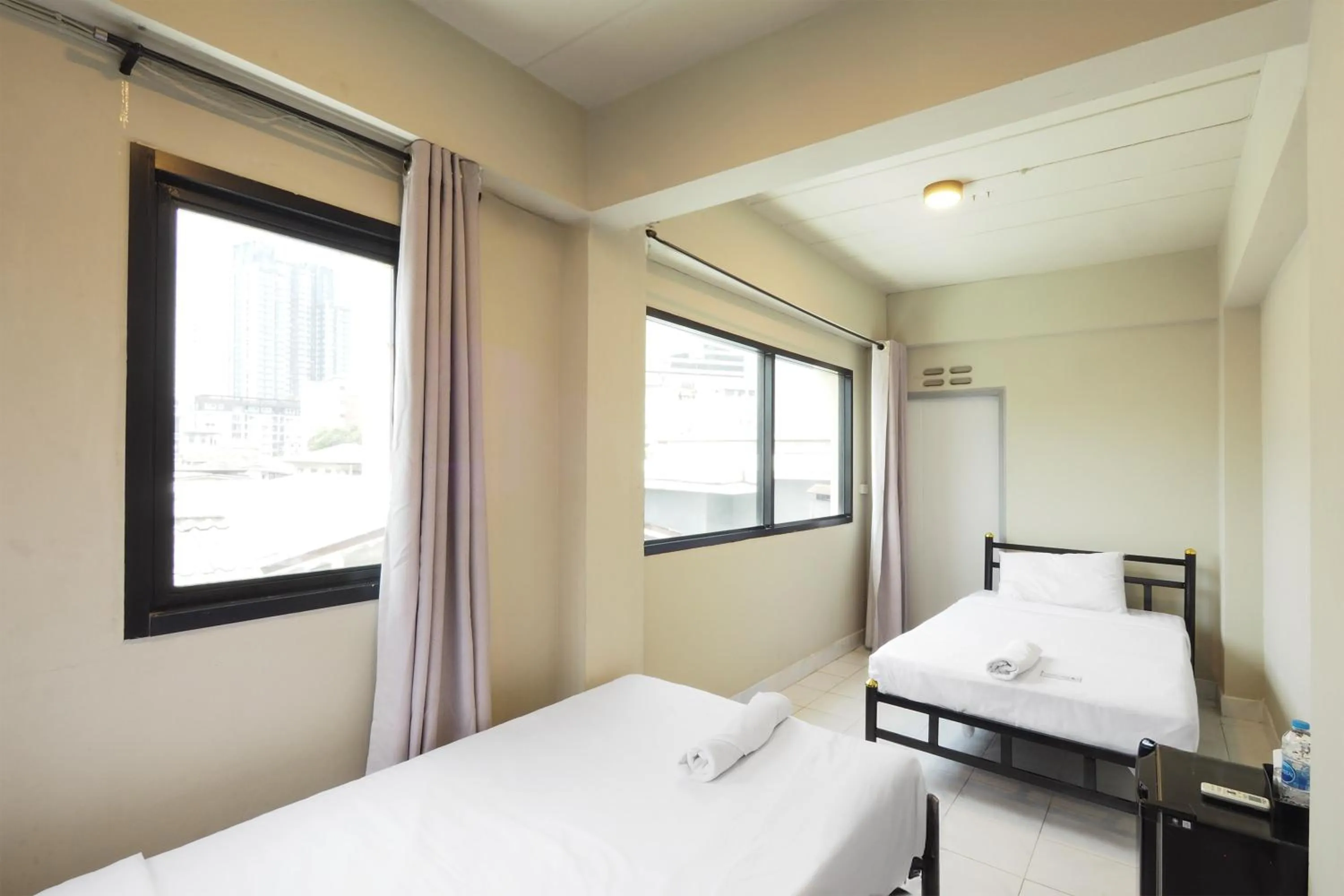 Bedroom, Bed in RQ Bangkok Huai Khwang by Collection O