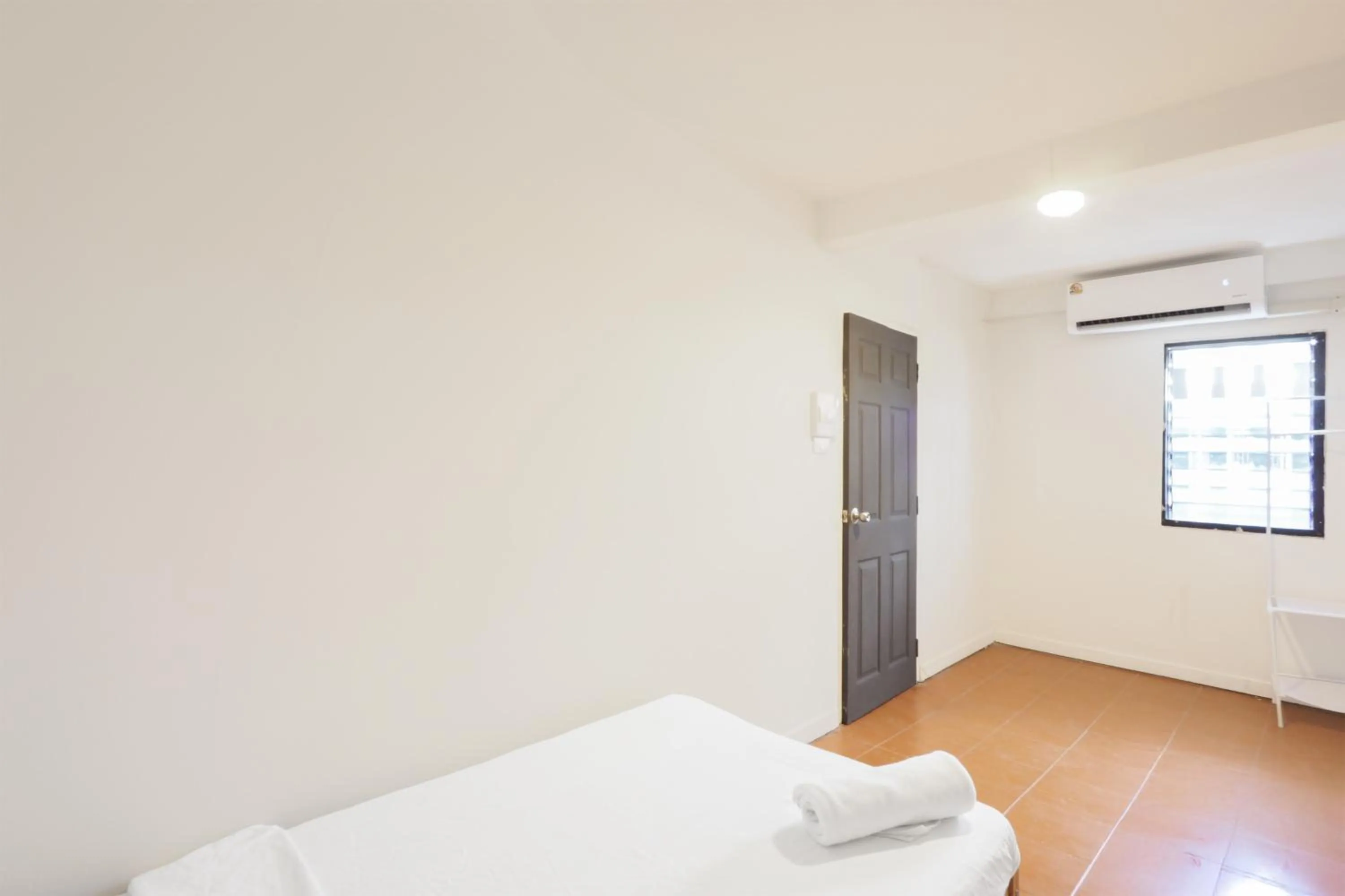 Bedroom, Bed in RQ Bangkok Huai Khwang by Collection O