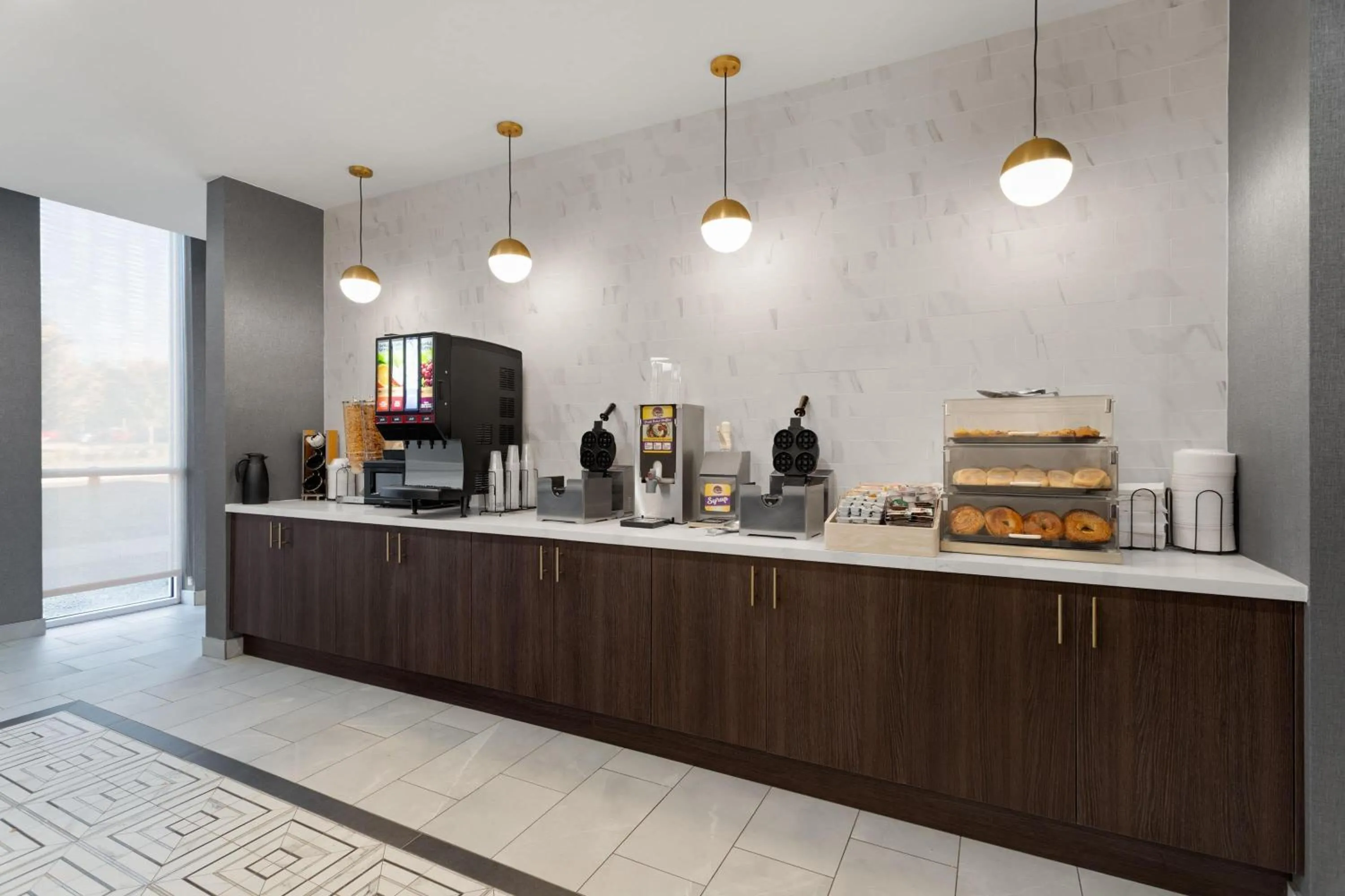 Breakfast in La Quinta Inn & Suites by Wyndham Olive Branch