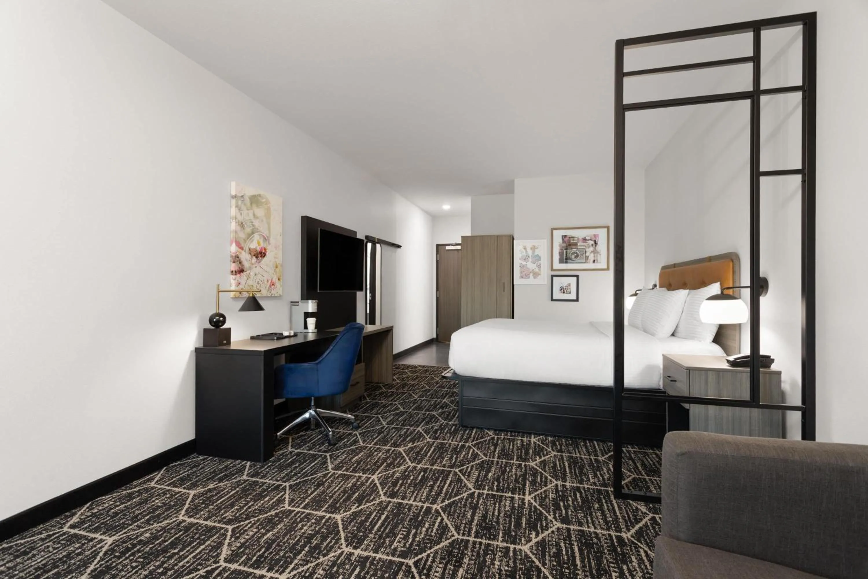 Photo of the whole room, Bed in La Quinta Inn & Suites by Wyndham Olive Branch