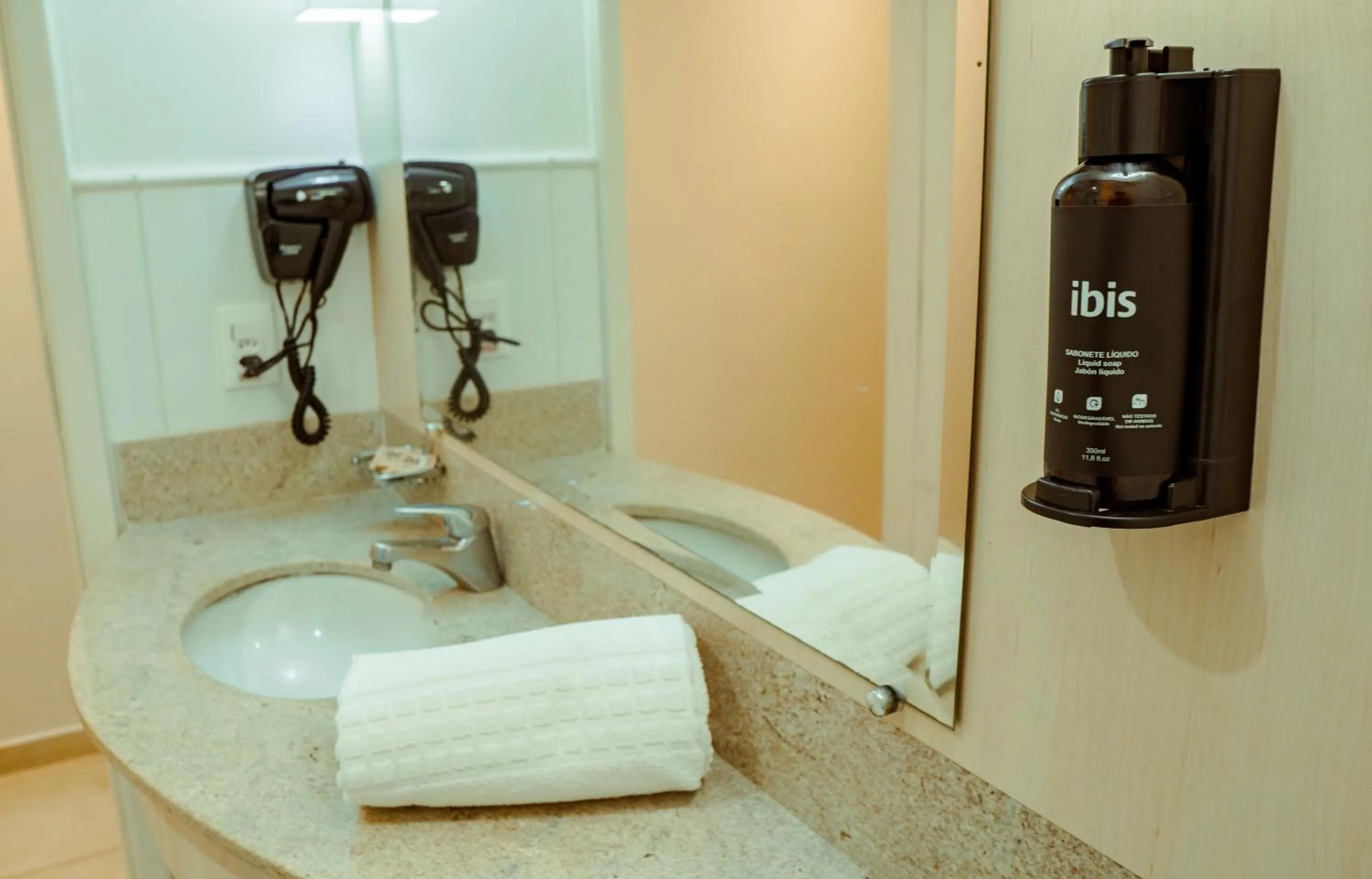 Bathroom in Ibis Styles Macaé