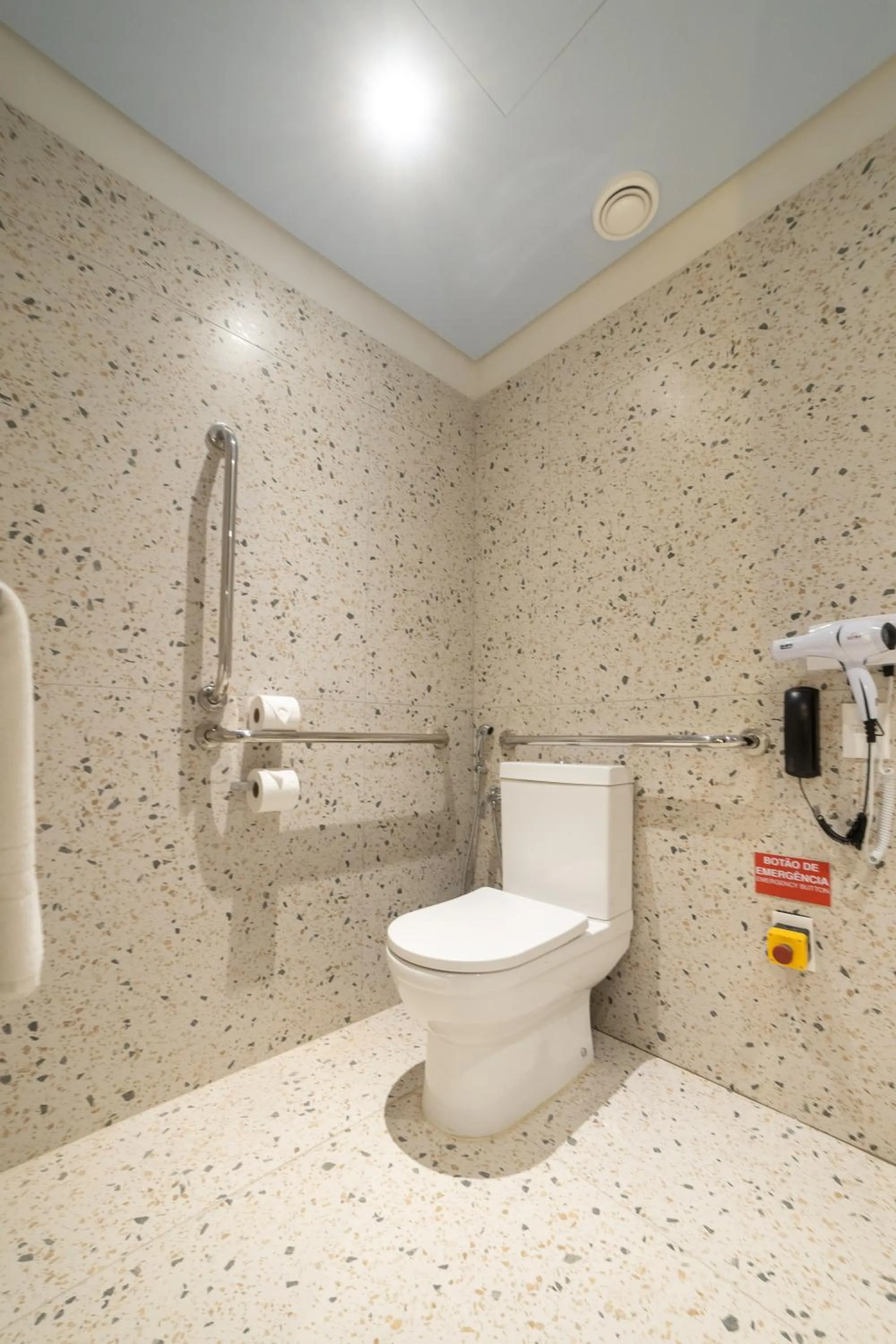 Bathroom in ibis Styles Fortaleza Shopping Giga Mall