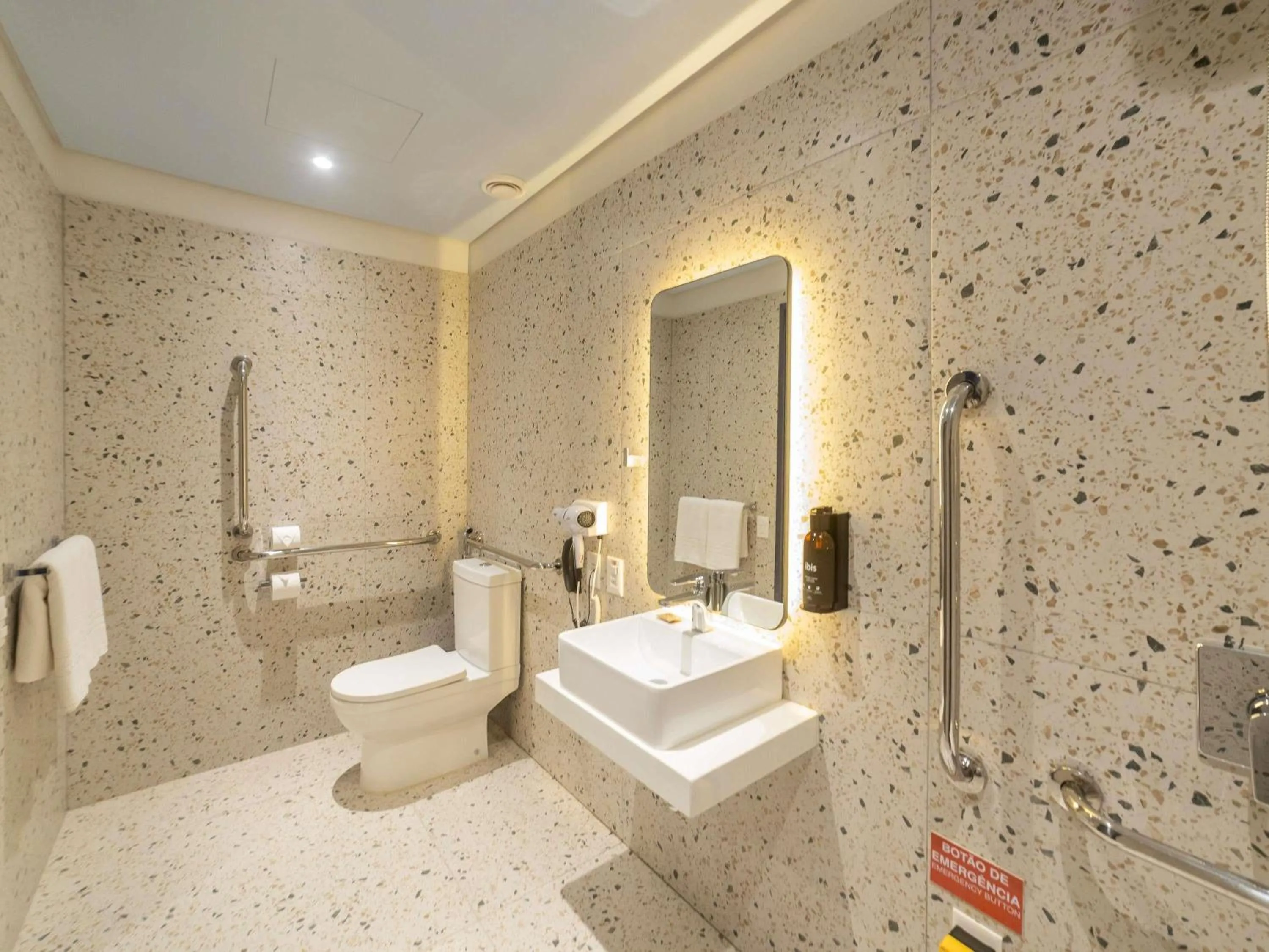 Bedroom in ibis Styles Fortaleza Shopping Giga Mall