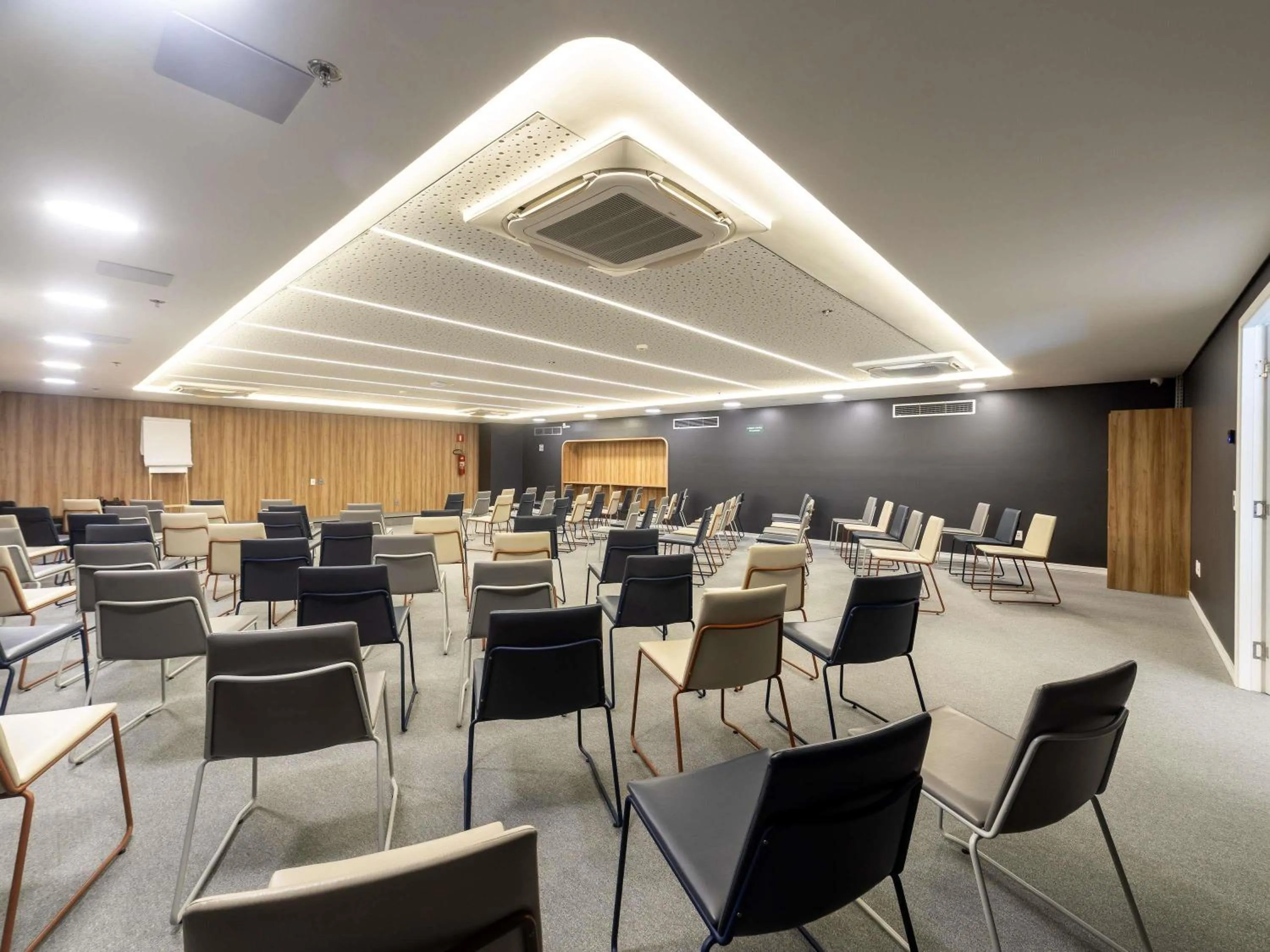 Meeting/conference room in ibis Styles Fortaleza Shopping Giga Mall