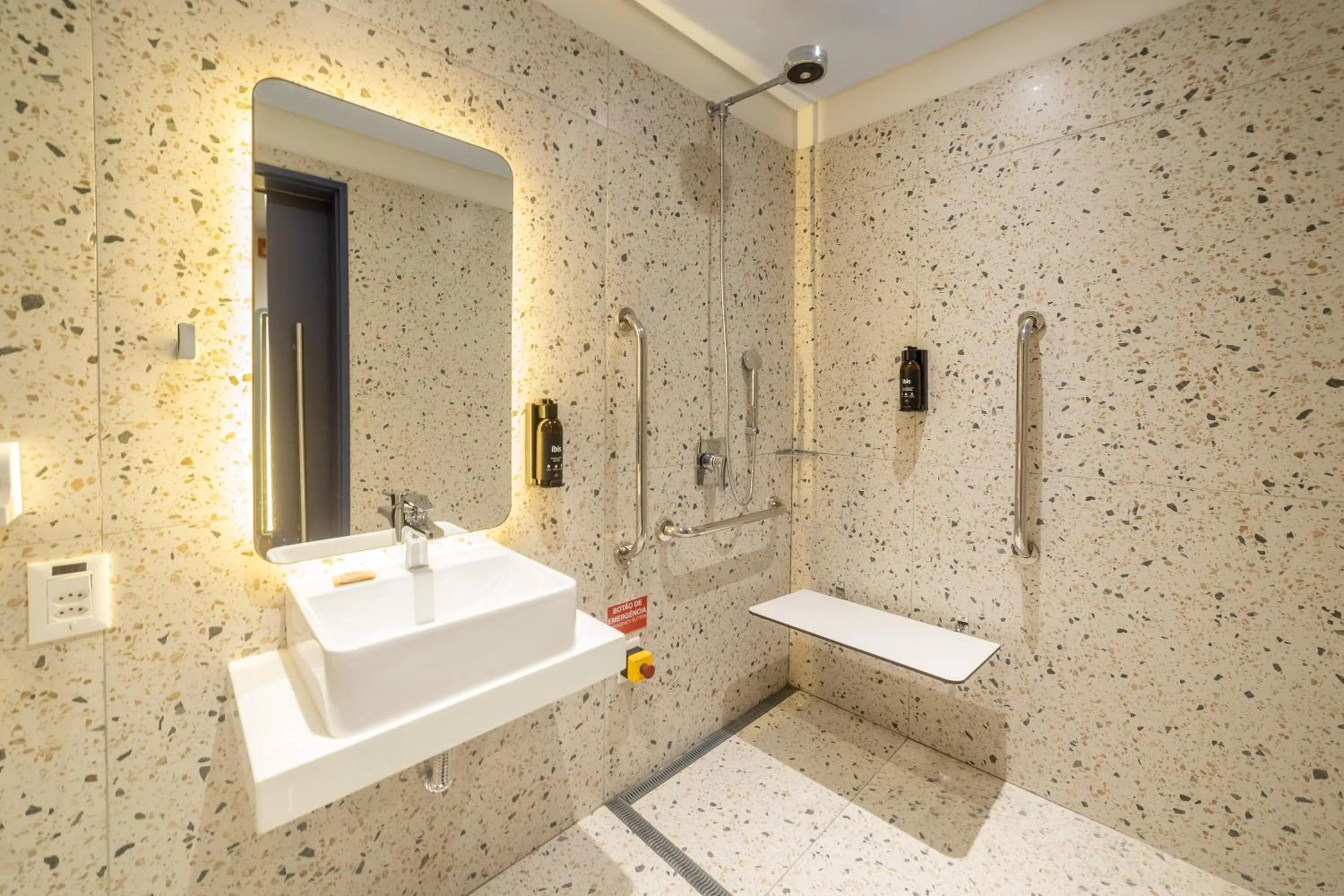 Bathroom in ibis Styles Fortaleza Shopping Giga Mall